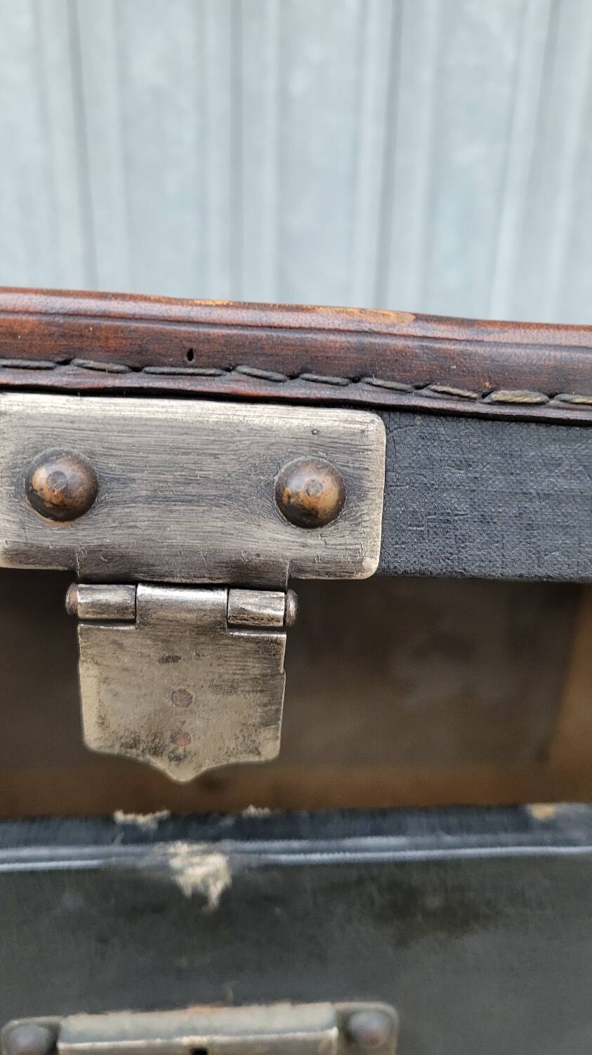 Leather travel trunk from the 1900s