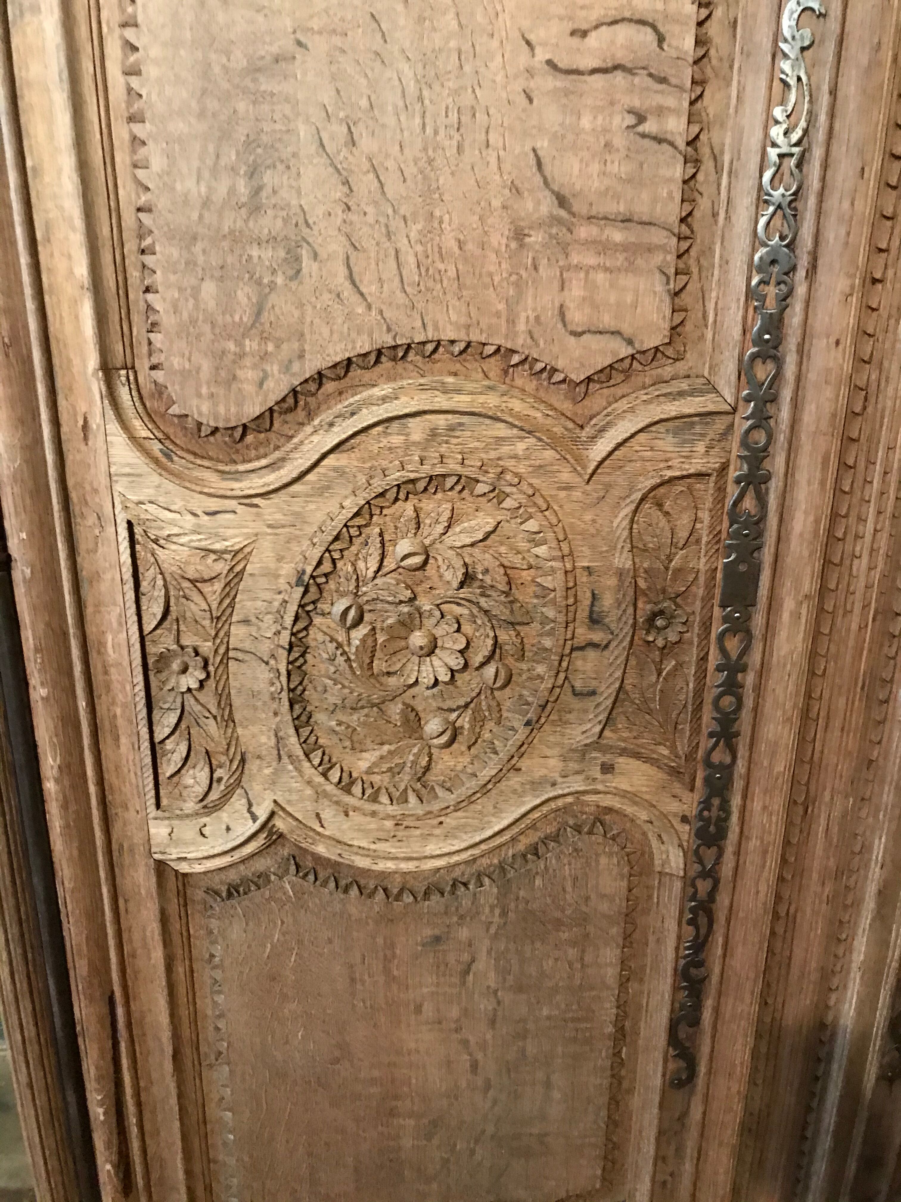 Armoire normande décapée en chêne