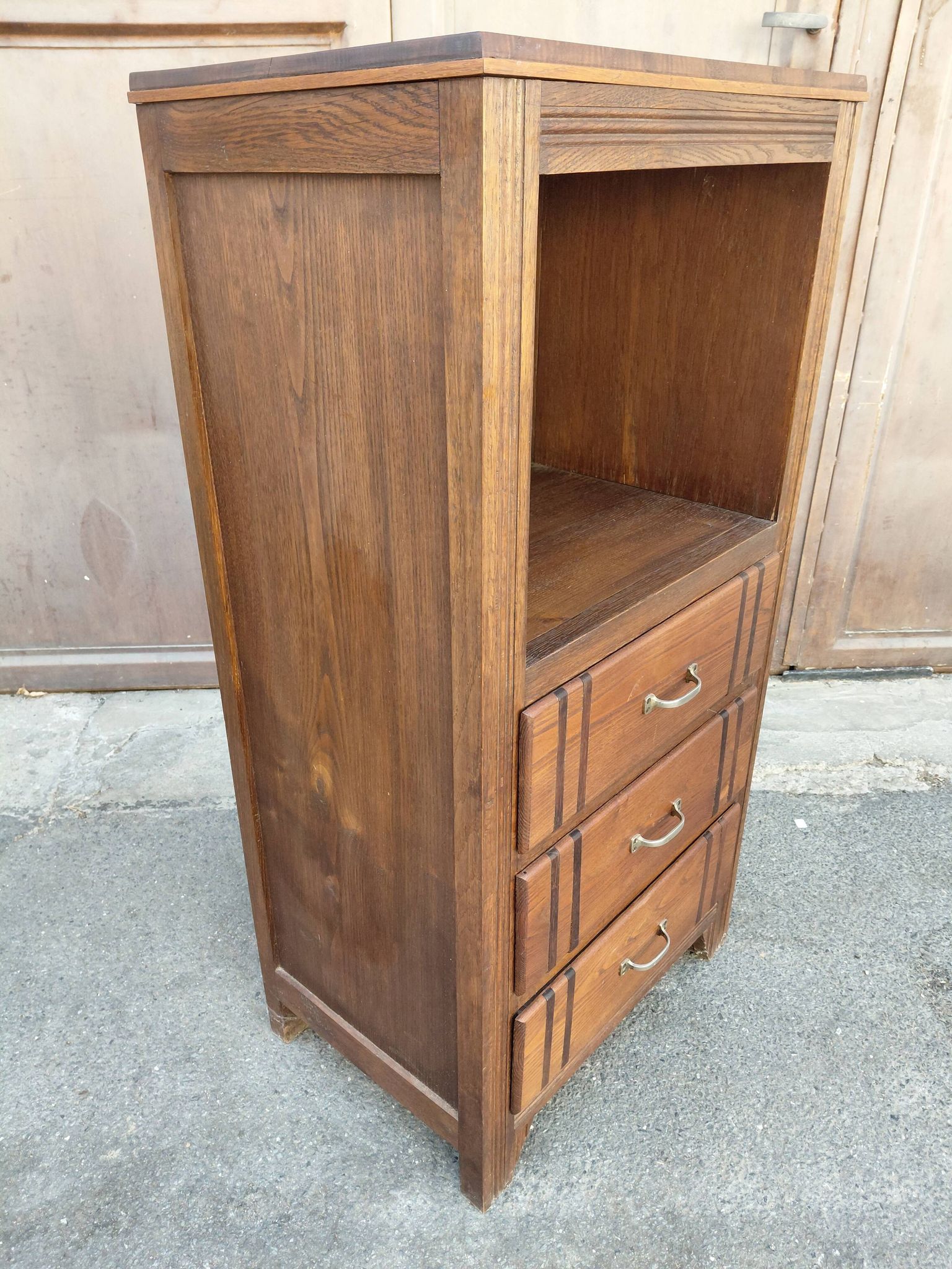 Small accent piece, chest of drawers