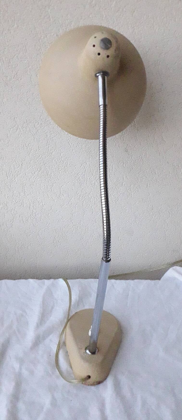 Articulated desk lamp
