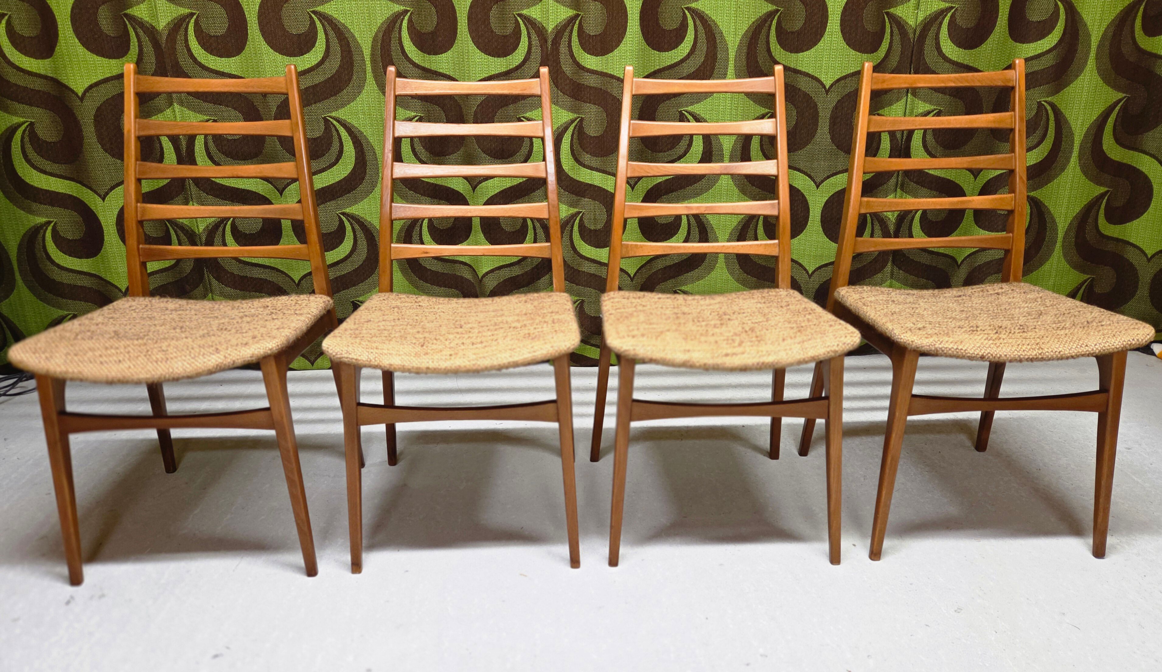 Lot 4 chaises scandinave 1970"