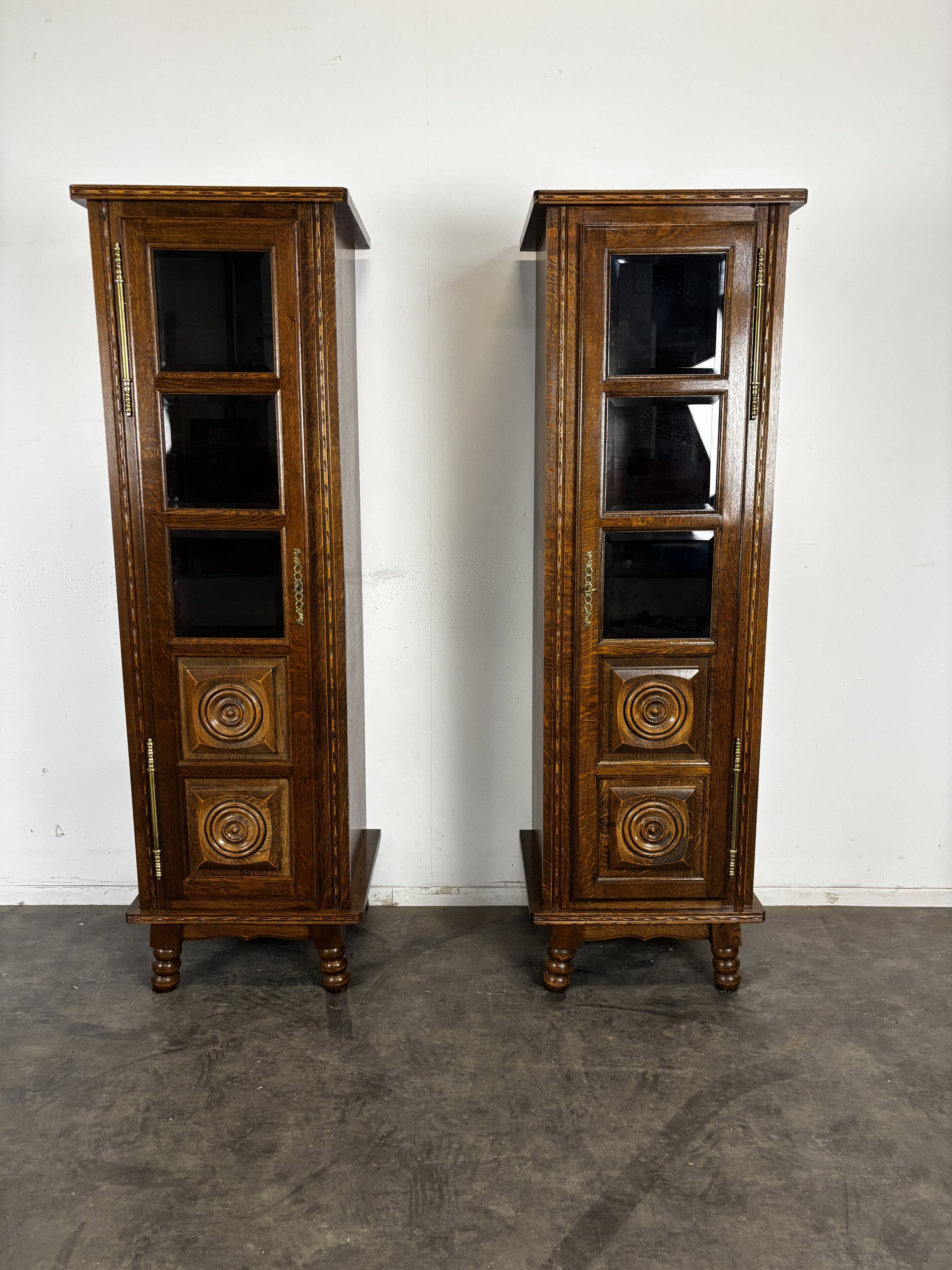Paire de vitrines étroites en chêne à pointes de diamant style Art Déco