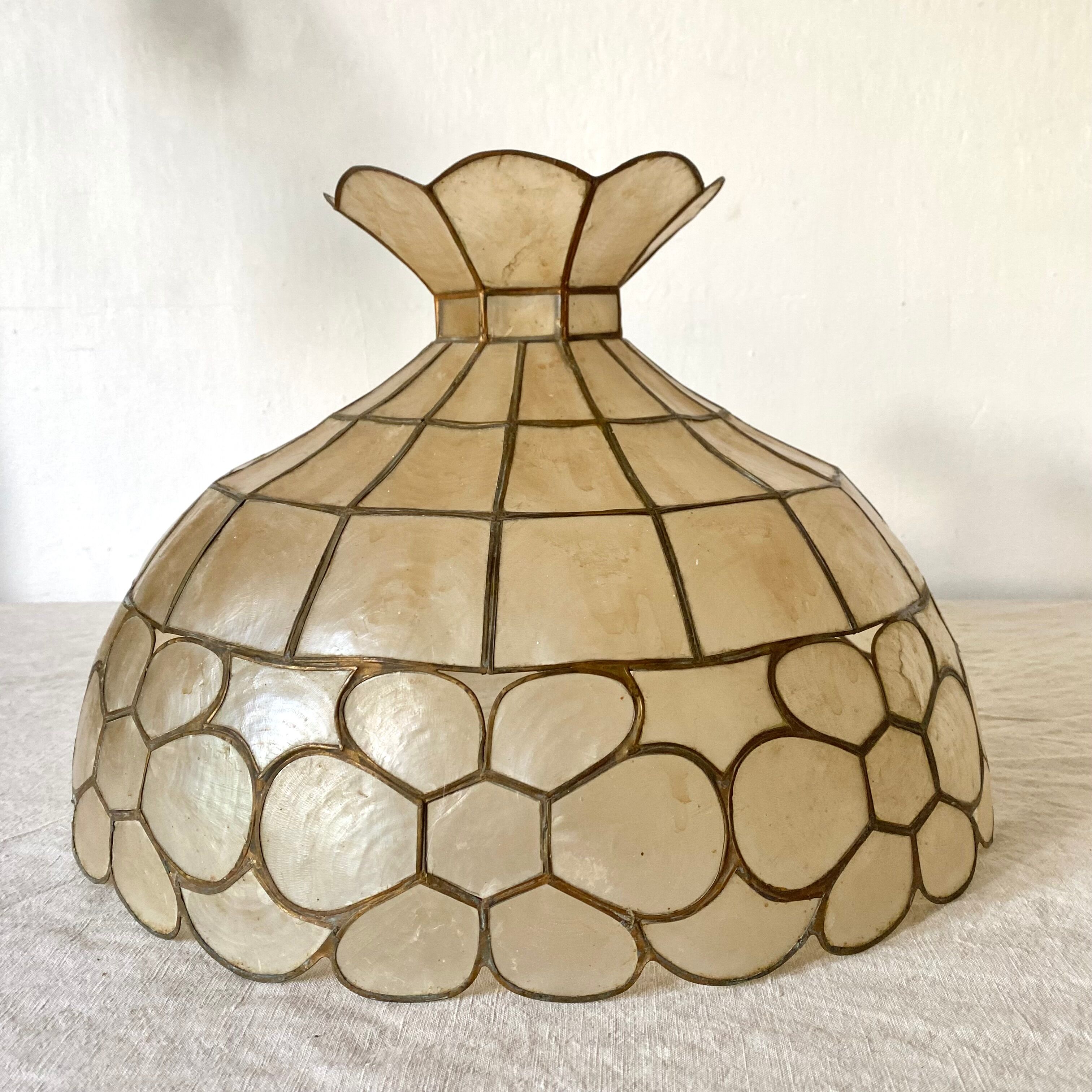 Abat jour, mother-of-pearl and brass suspension