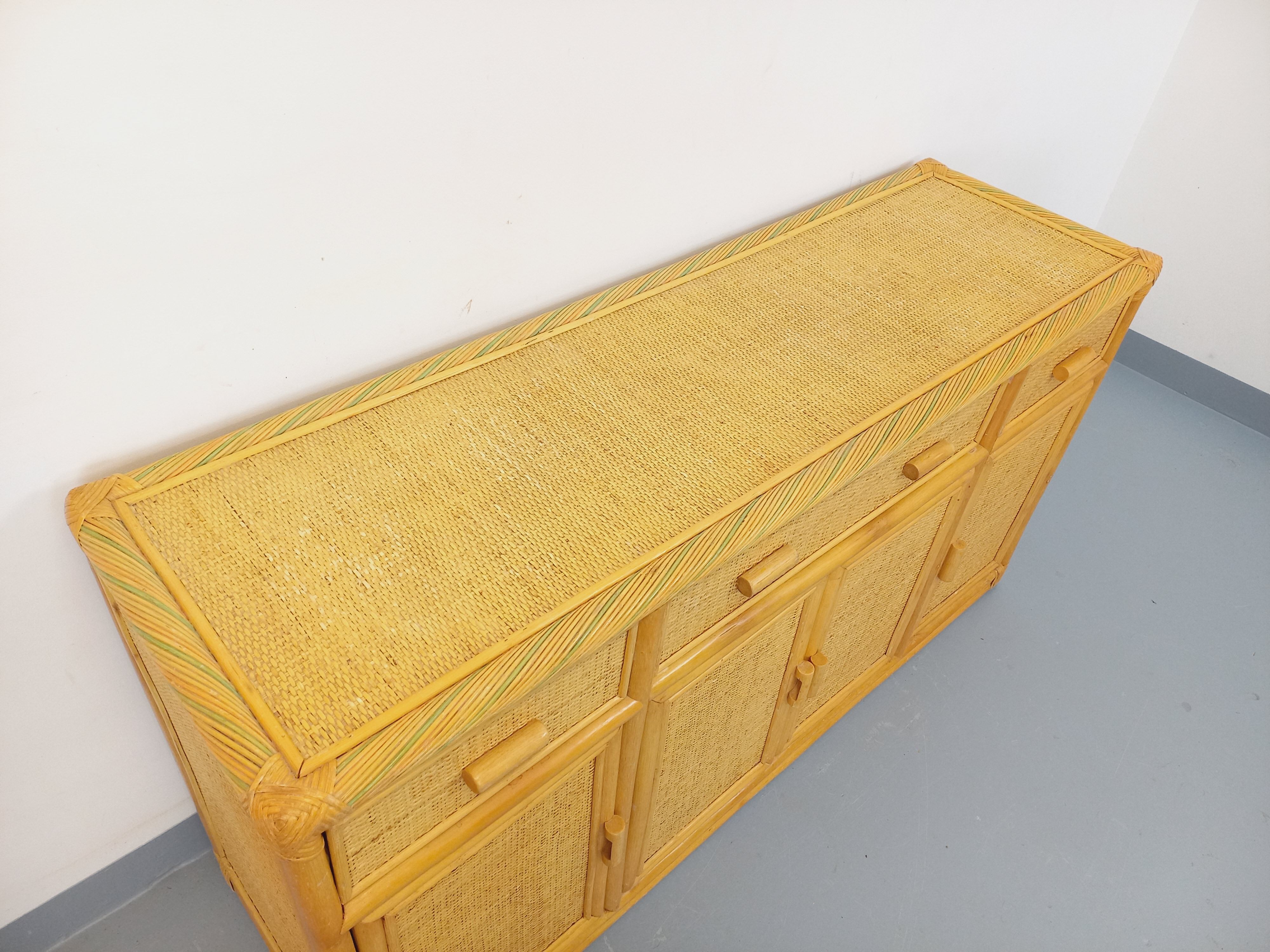 Vintage storage unit in rattan and woven rattan from the 1970s.
