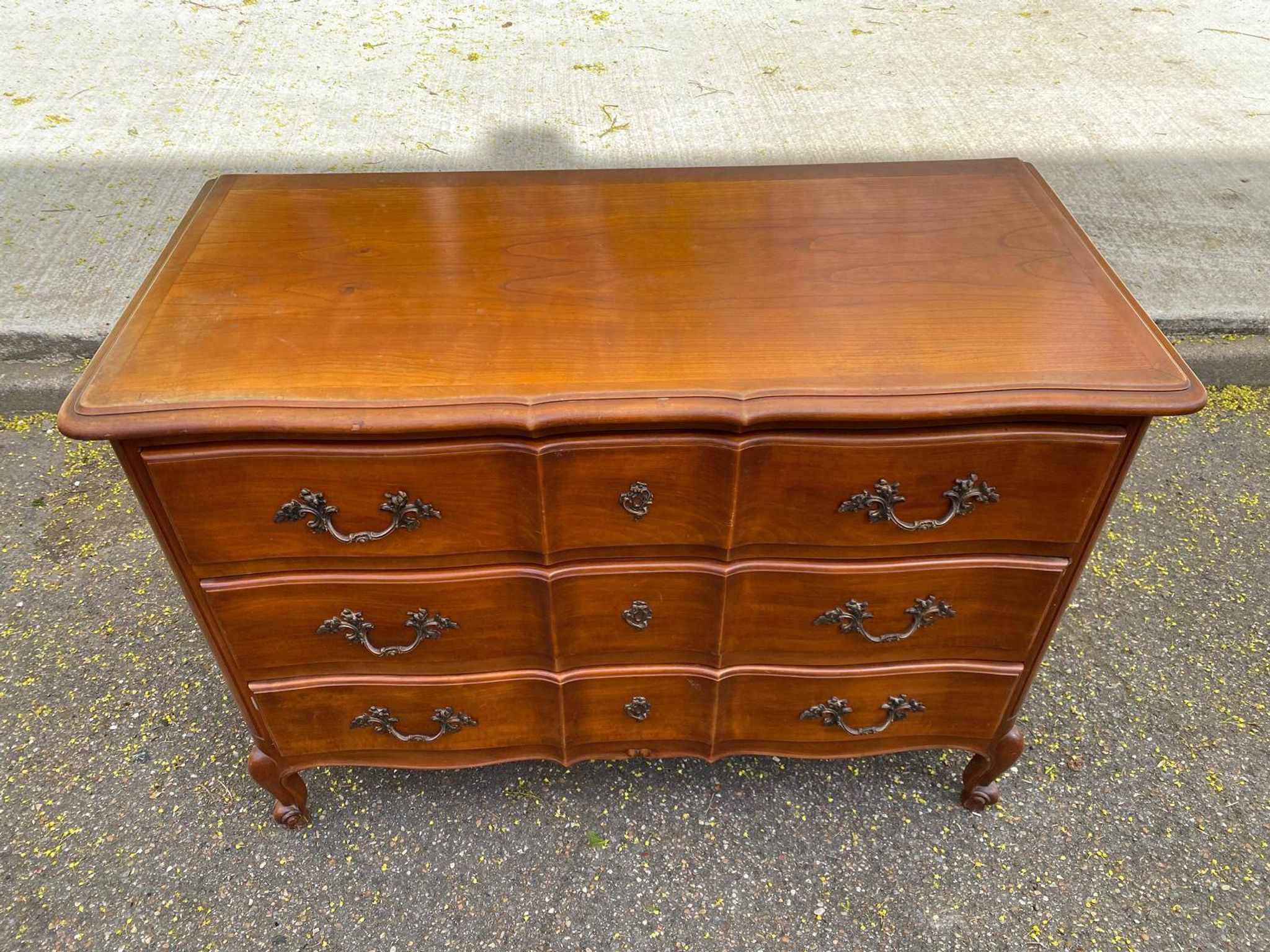 Commode arbalète Louis XV en bois massif merisier du 20ème
