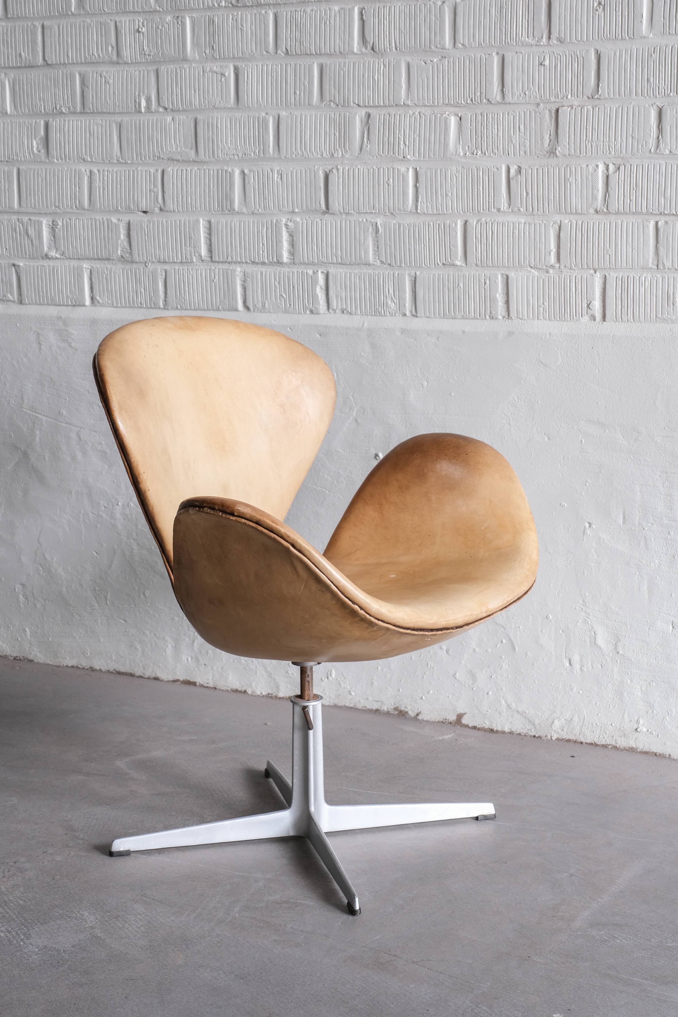 Swan chair by Arne Jacobsen 1971