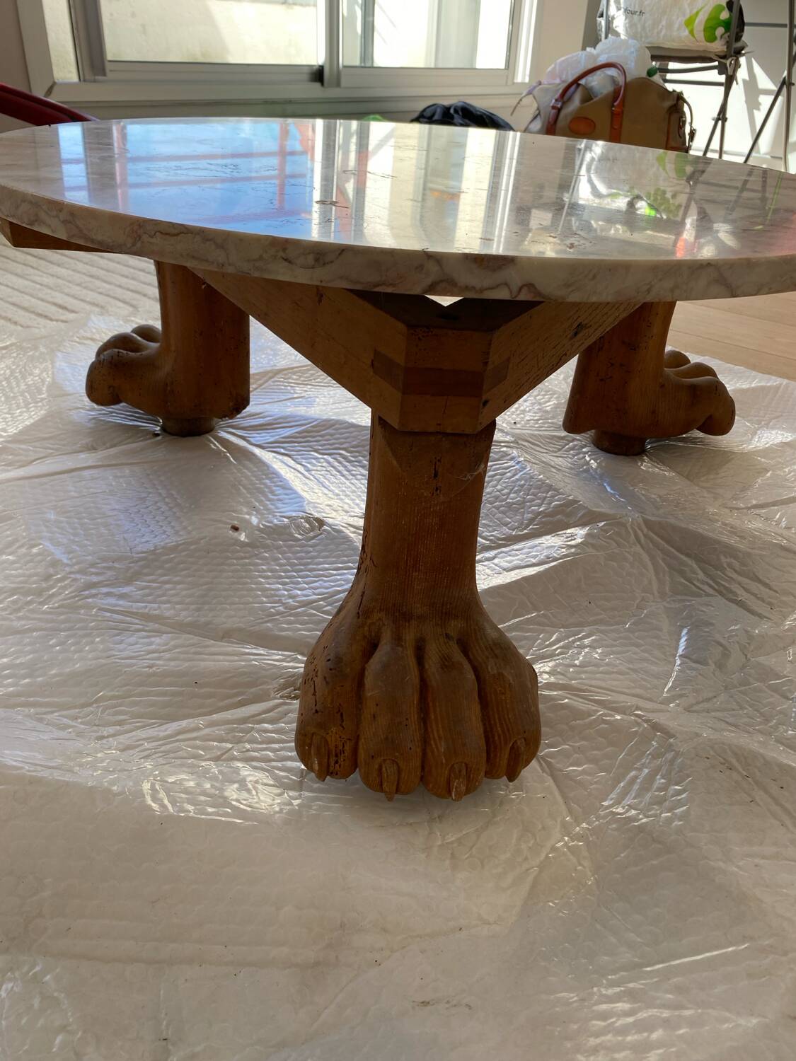 Table basse marbre pieds sculptés anciens