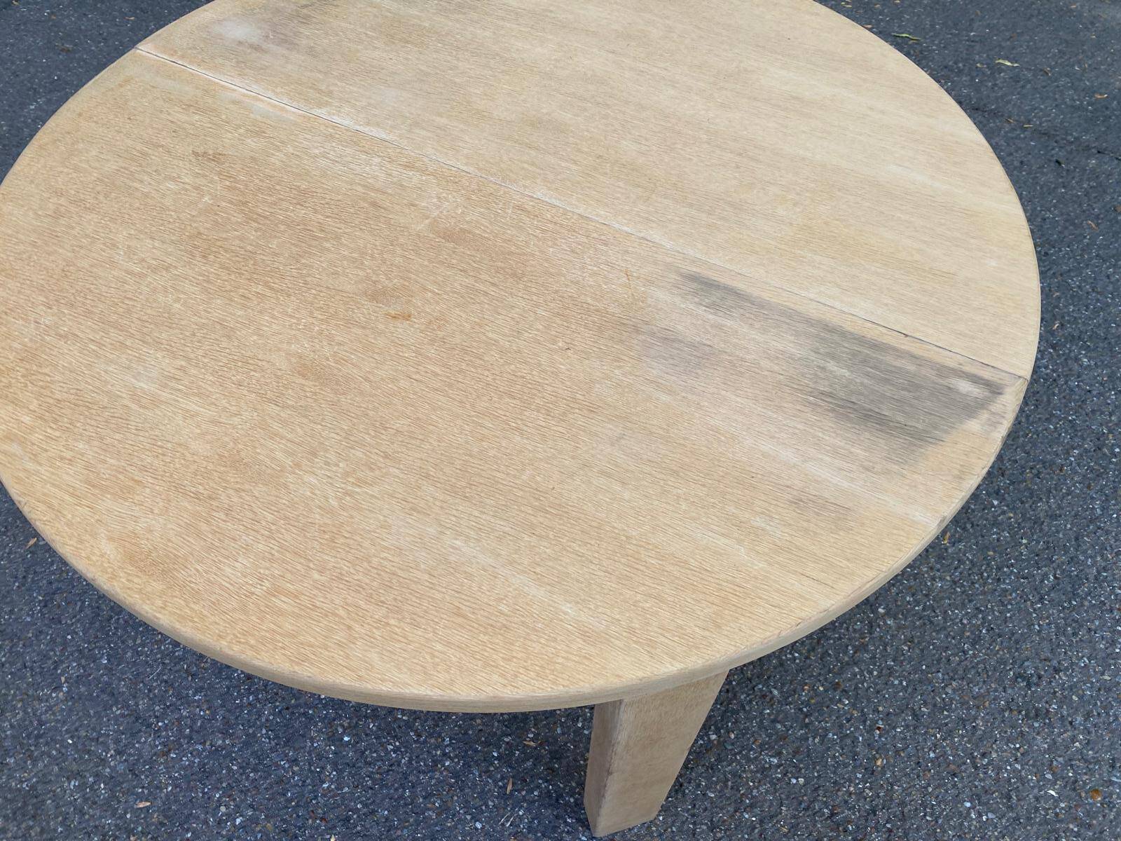 Table à manger scandinave ronde extensible décapée en chêne brut 1980