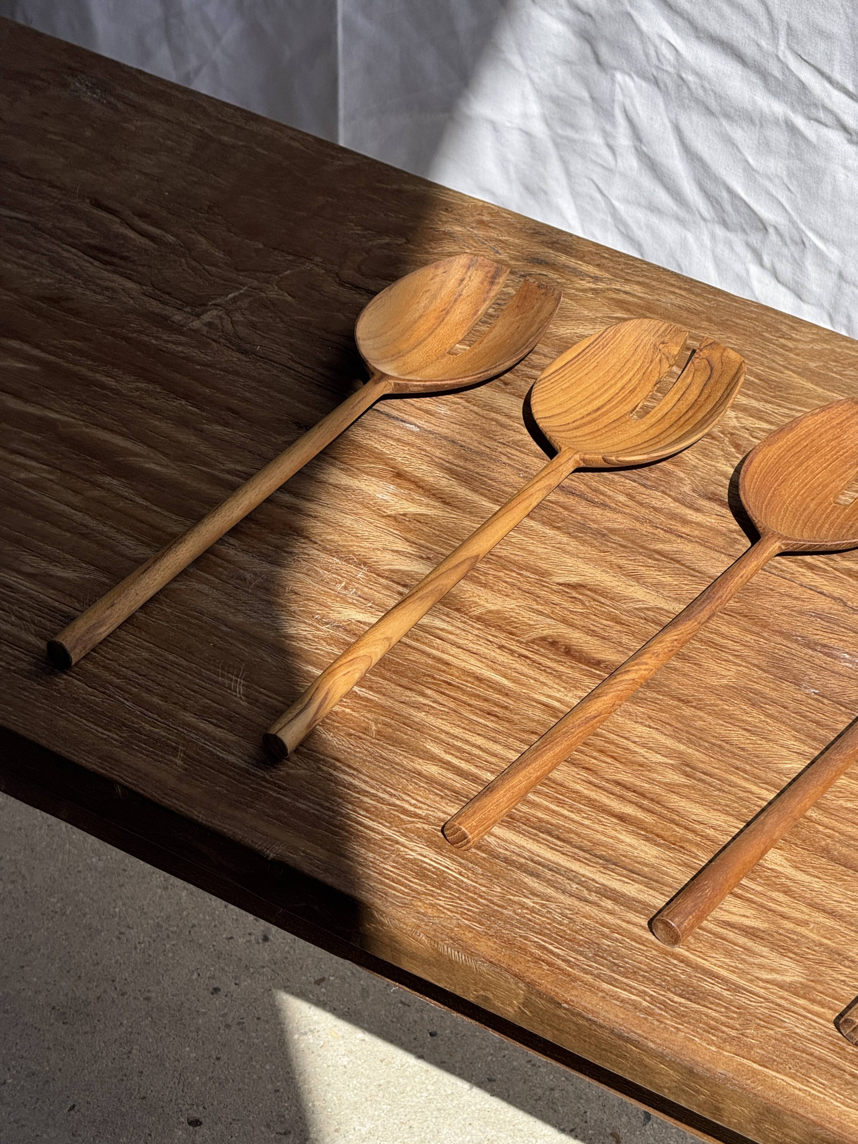 Salad server or flat-ended slotted spatula in teak L30 D9x8