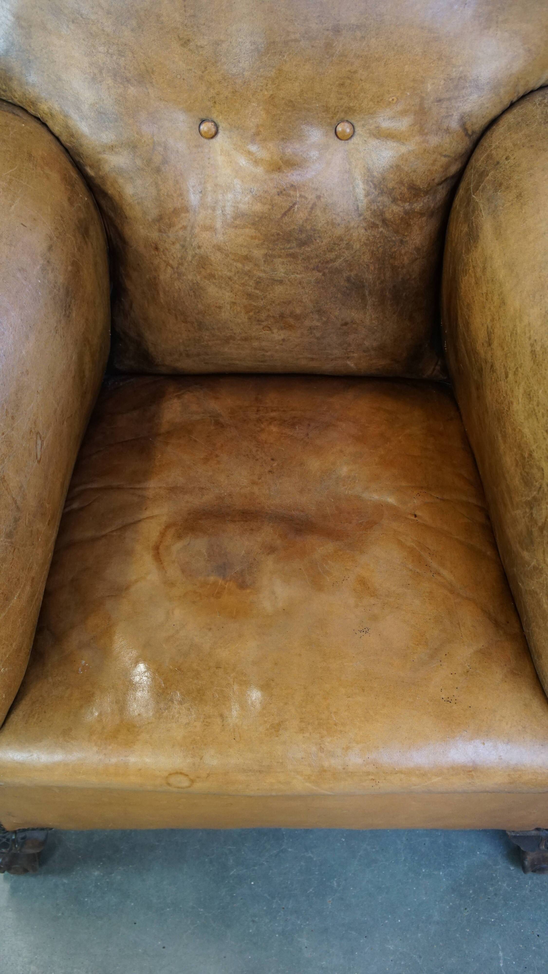 Fauteuil ancien en cuir de mouton