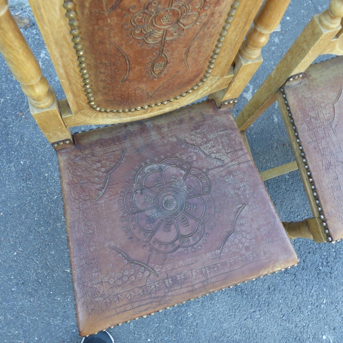 Lot of 2 old chairs in carved wood and leather