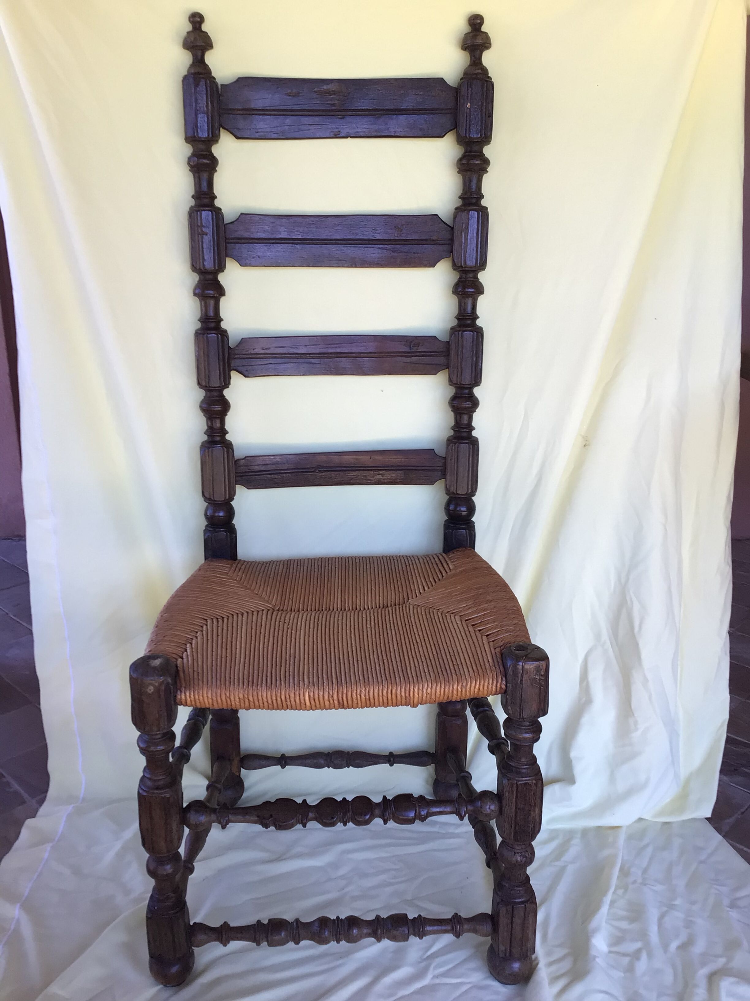 Chaise haute époque paillée