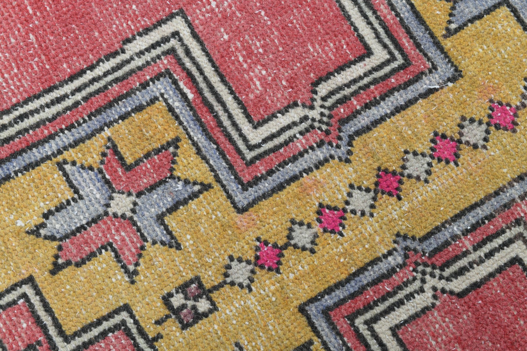 4x8 Pale Red Geometric Vintage Rug, 129x258Cm