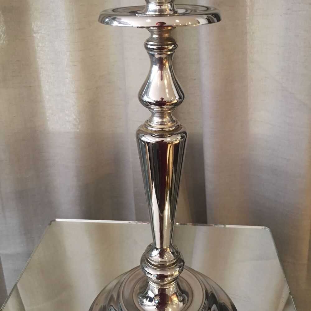 Pair of candle holders in sober and elegant silver metal