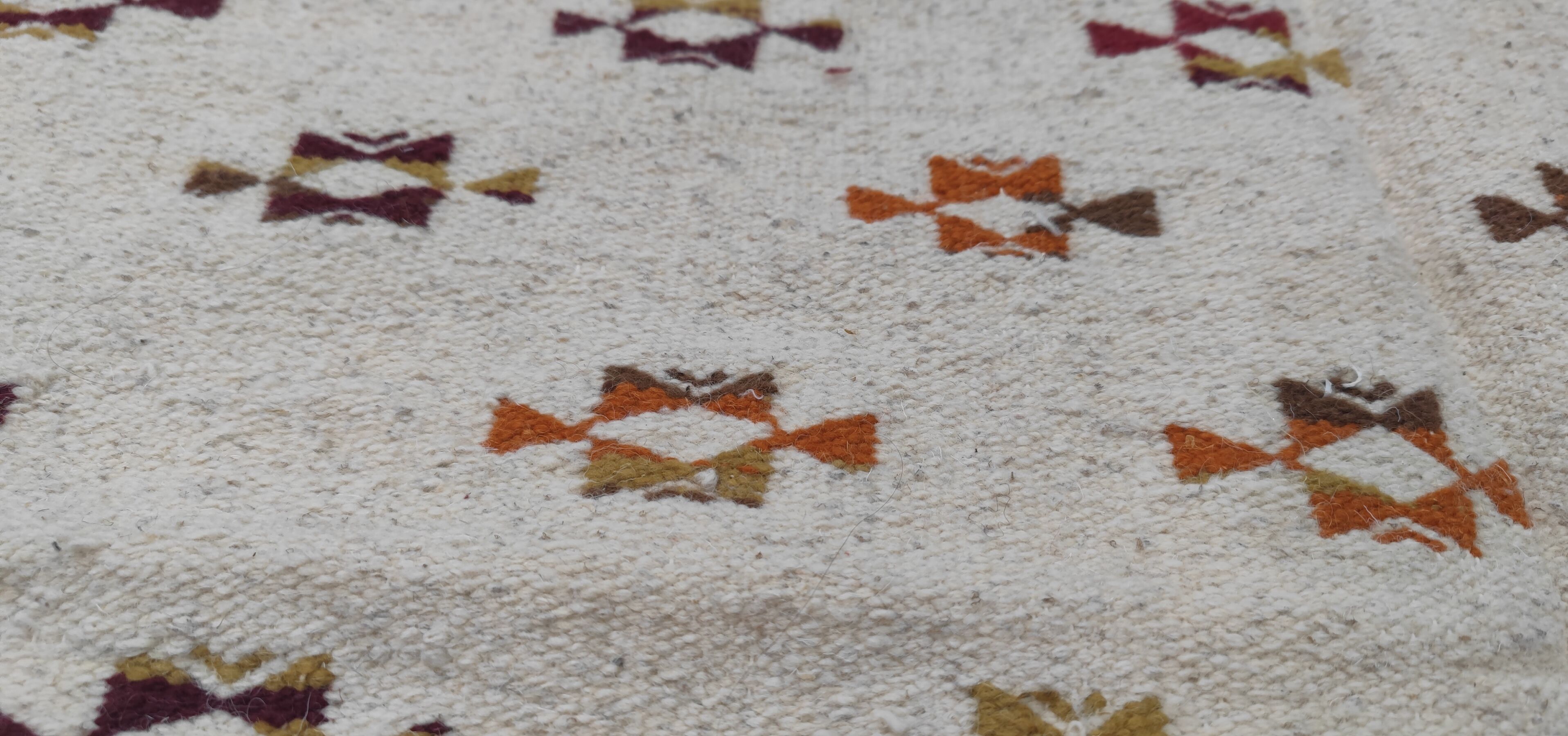 White and brown hand-woven rugs 125x180cm