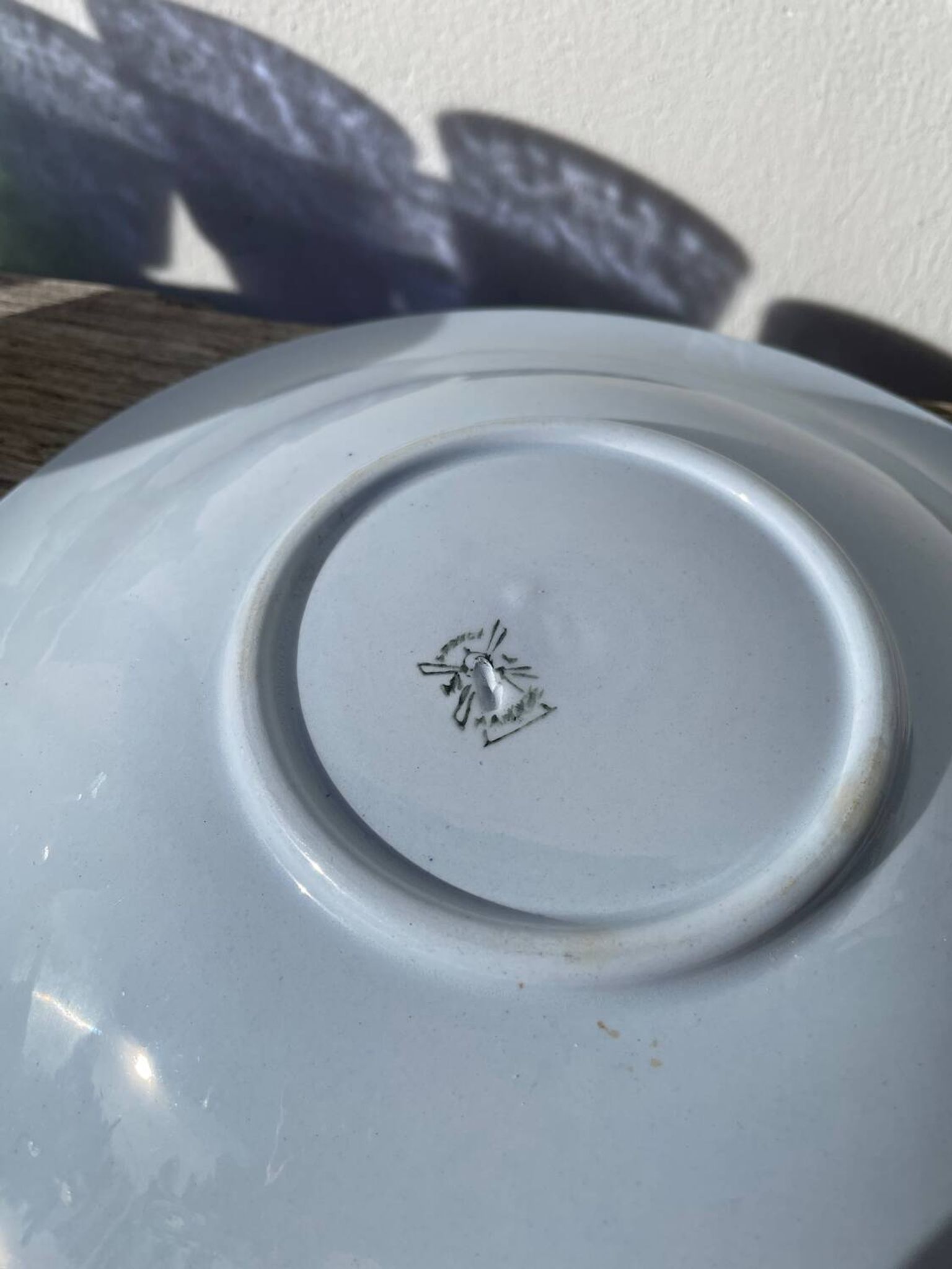 Plat rond, moulin des loups bleu ciel en céramique