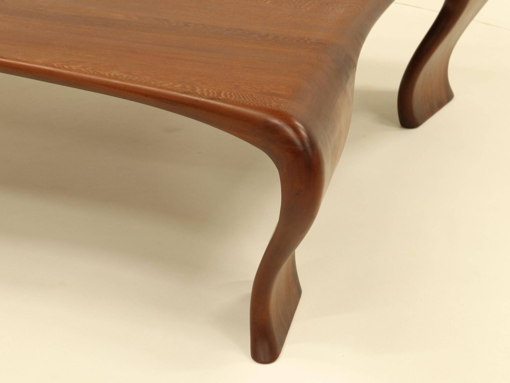 Table basse en Iroko massif par Marc Van Rampelberg