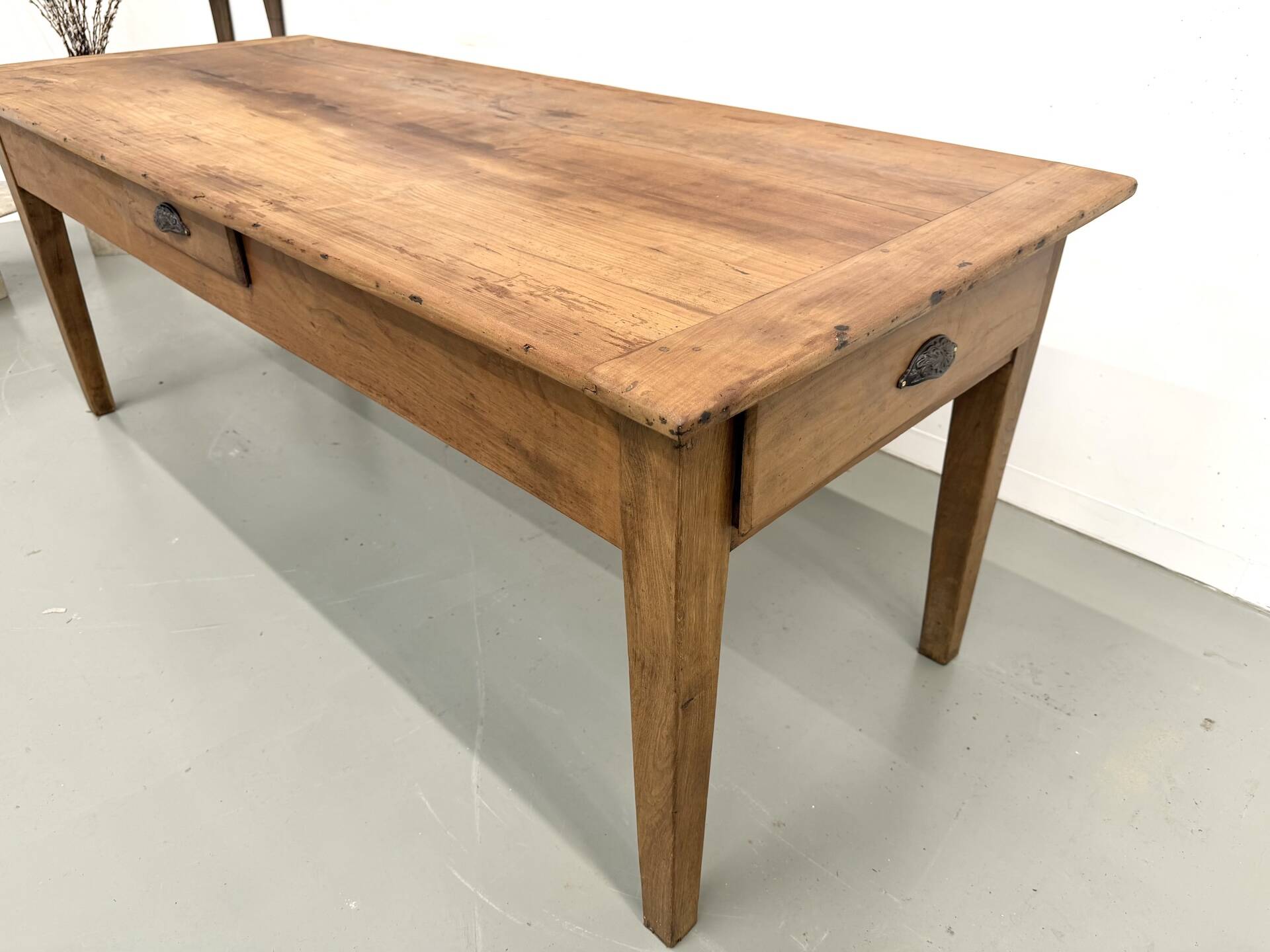 Solid walnut table - Tapered legs