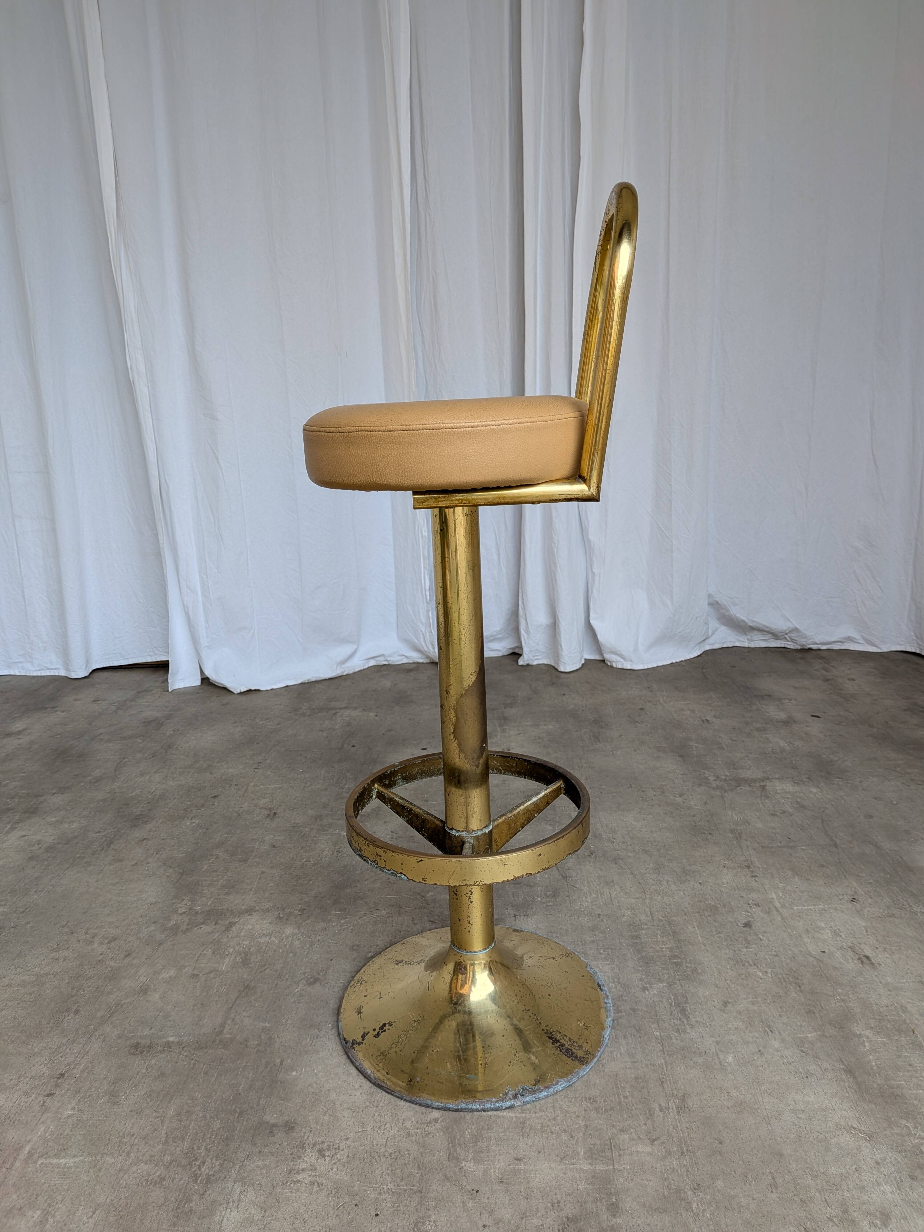 Tabouret de bar italien mid-century modern en laiton et cuir