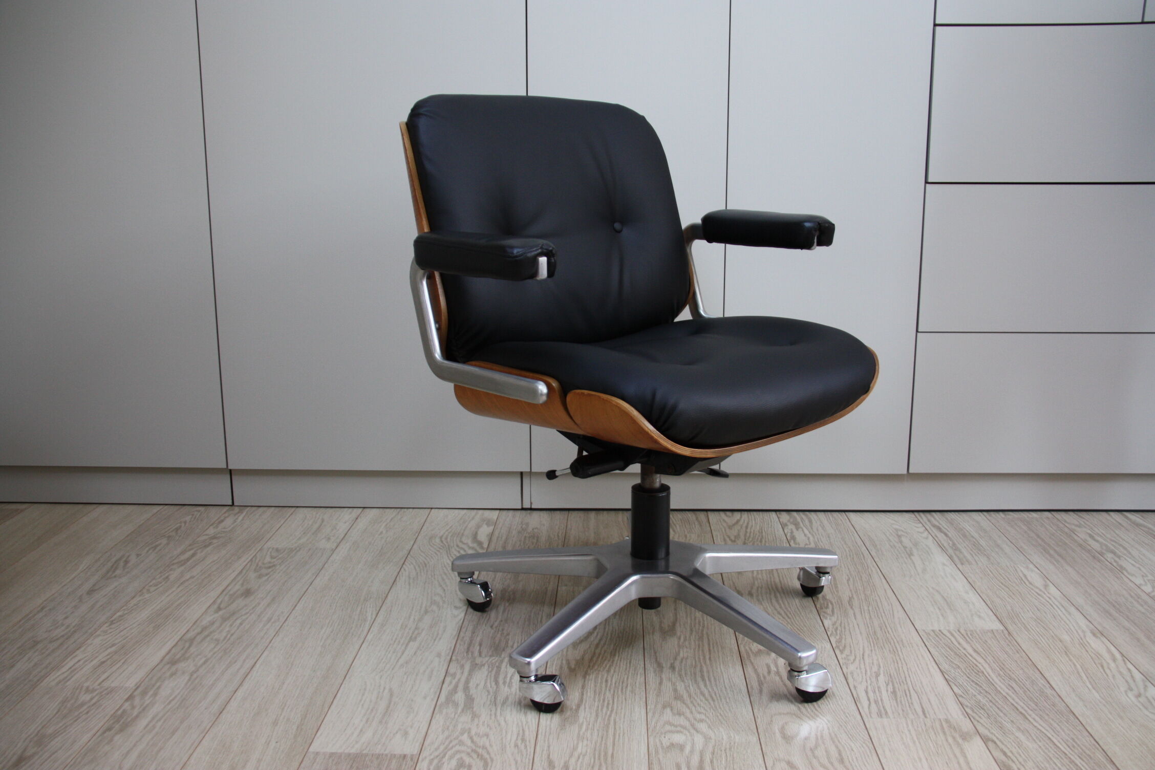 Vintage swivel office armchair in black leather and wood by Giroflex 60s
