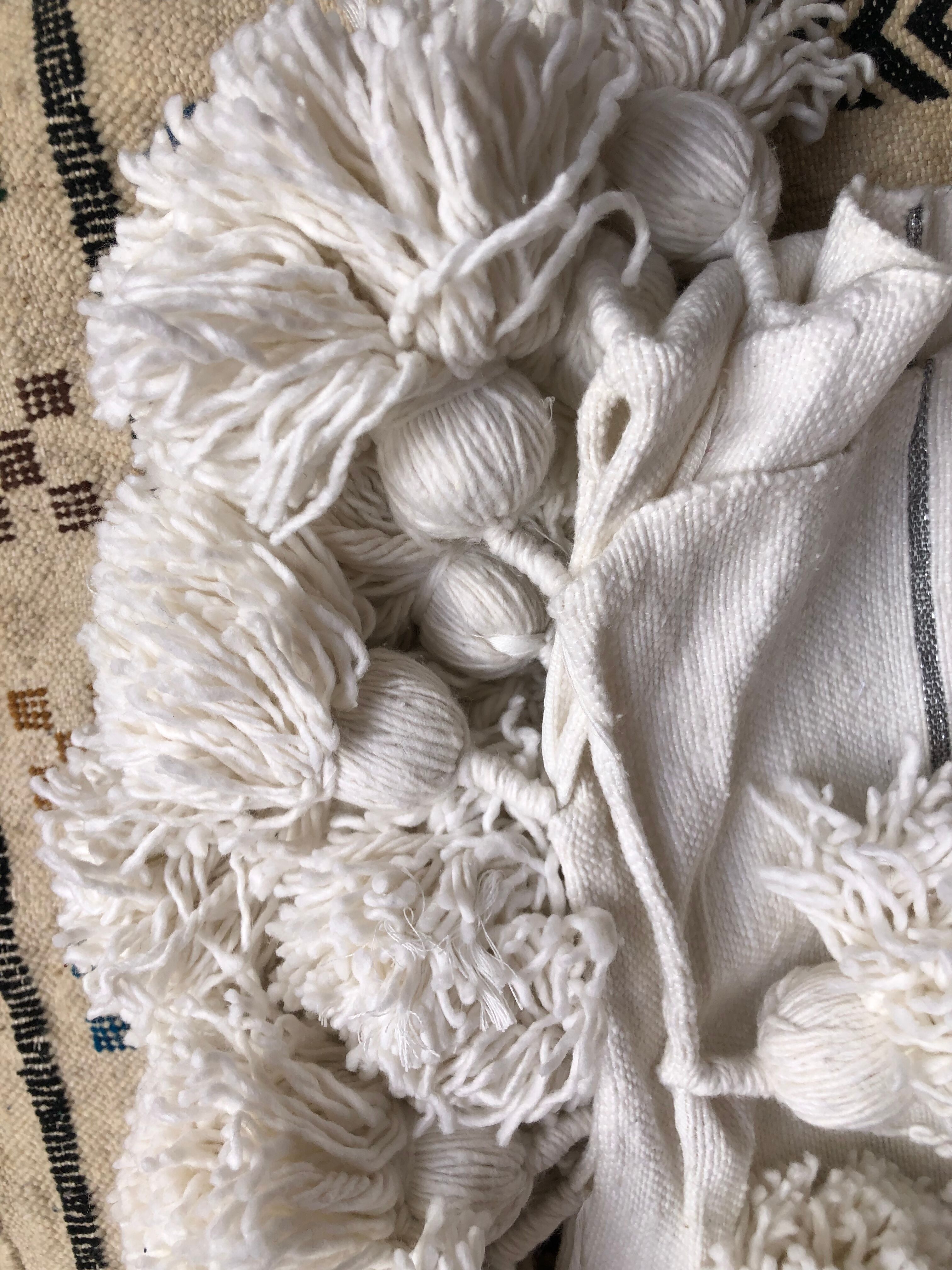 Warm moroccan pom pom blanket