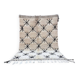 Tapis marocain en laine blanche et noire