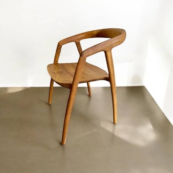 Chaise en bois massif avec accoudoir