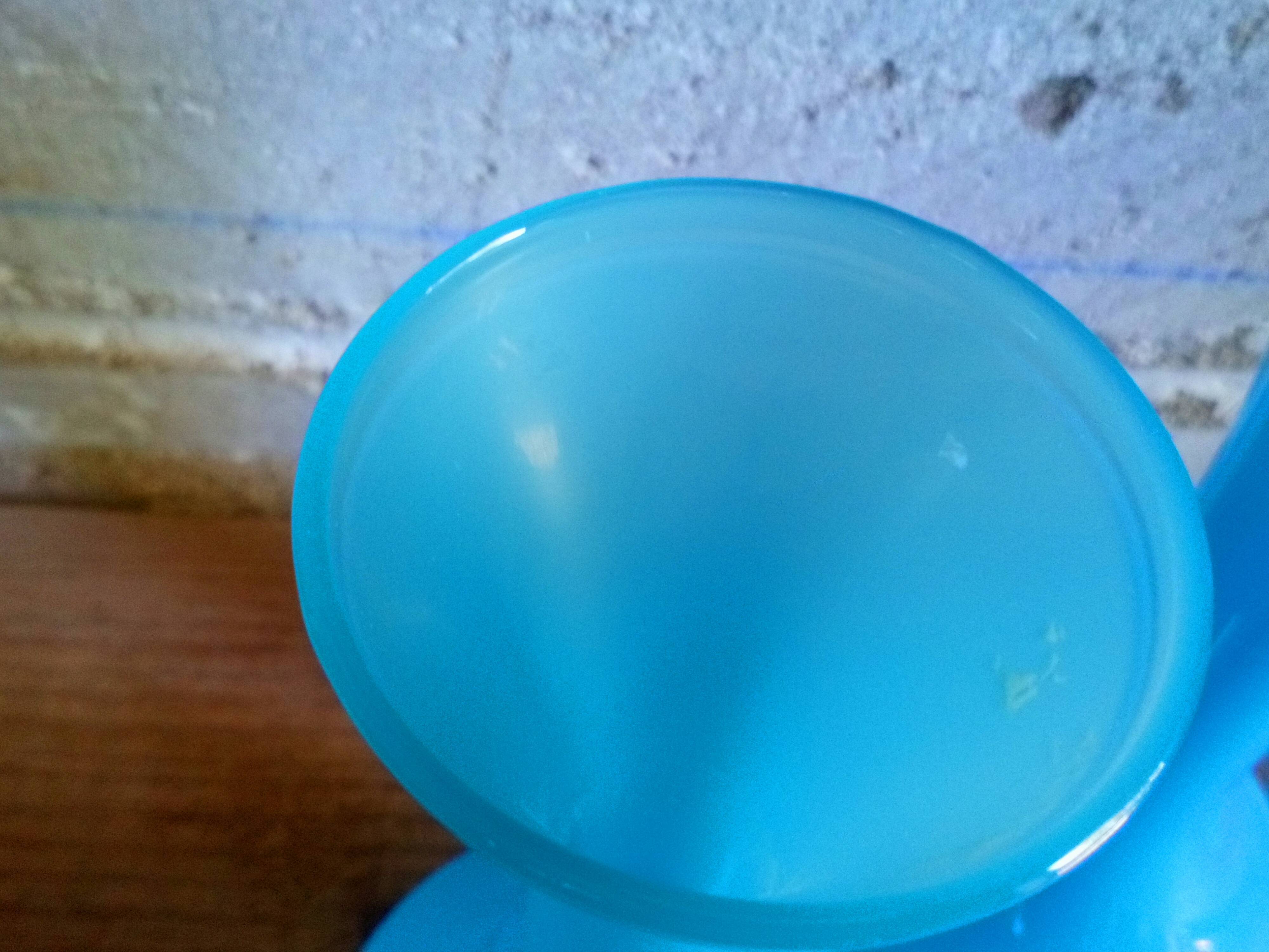 Deux soliflores en verre bleu