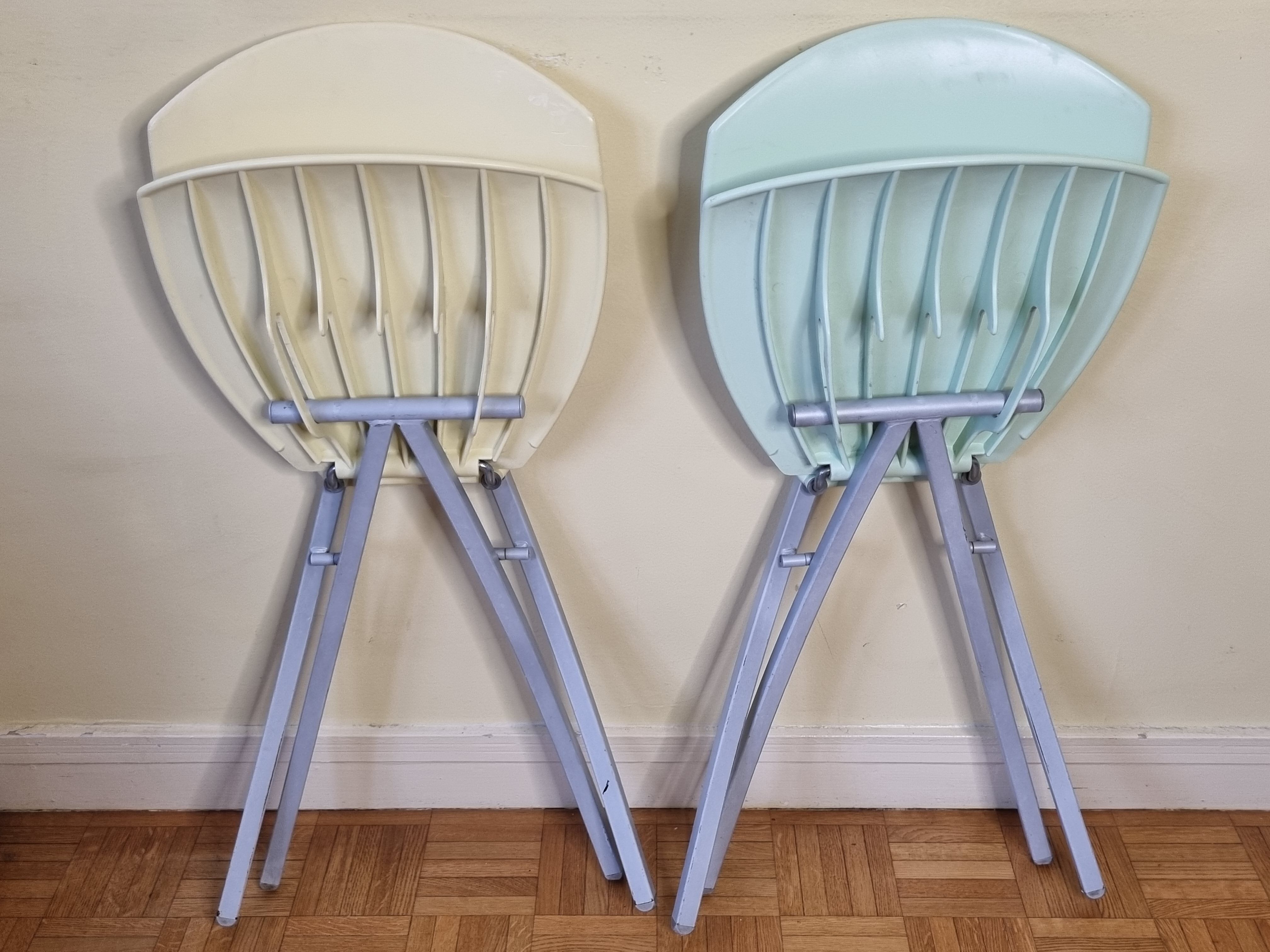 Pair of folding chairs viva, italian design, lucci orlandini for calligaris