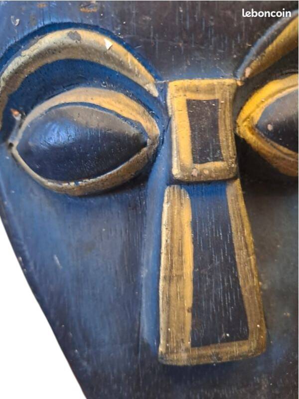 Masque africain en bois sculpté bleu et doré, oreilles de lion