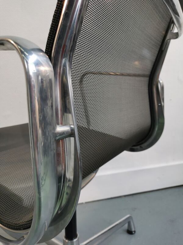 Fauteuil EA 107 de Charles et Ray eames édition vitra