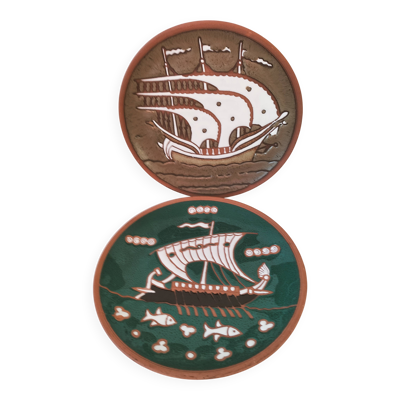 2 assiettes antiques en céramique artisanale Dakas Keramik à Archagelos figurant des bateaux
