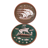 2 assiettes antiques en céramique artisanale Dakas Keramik à Archagelos figurant des bateaux