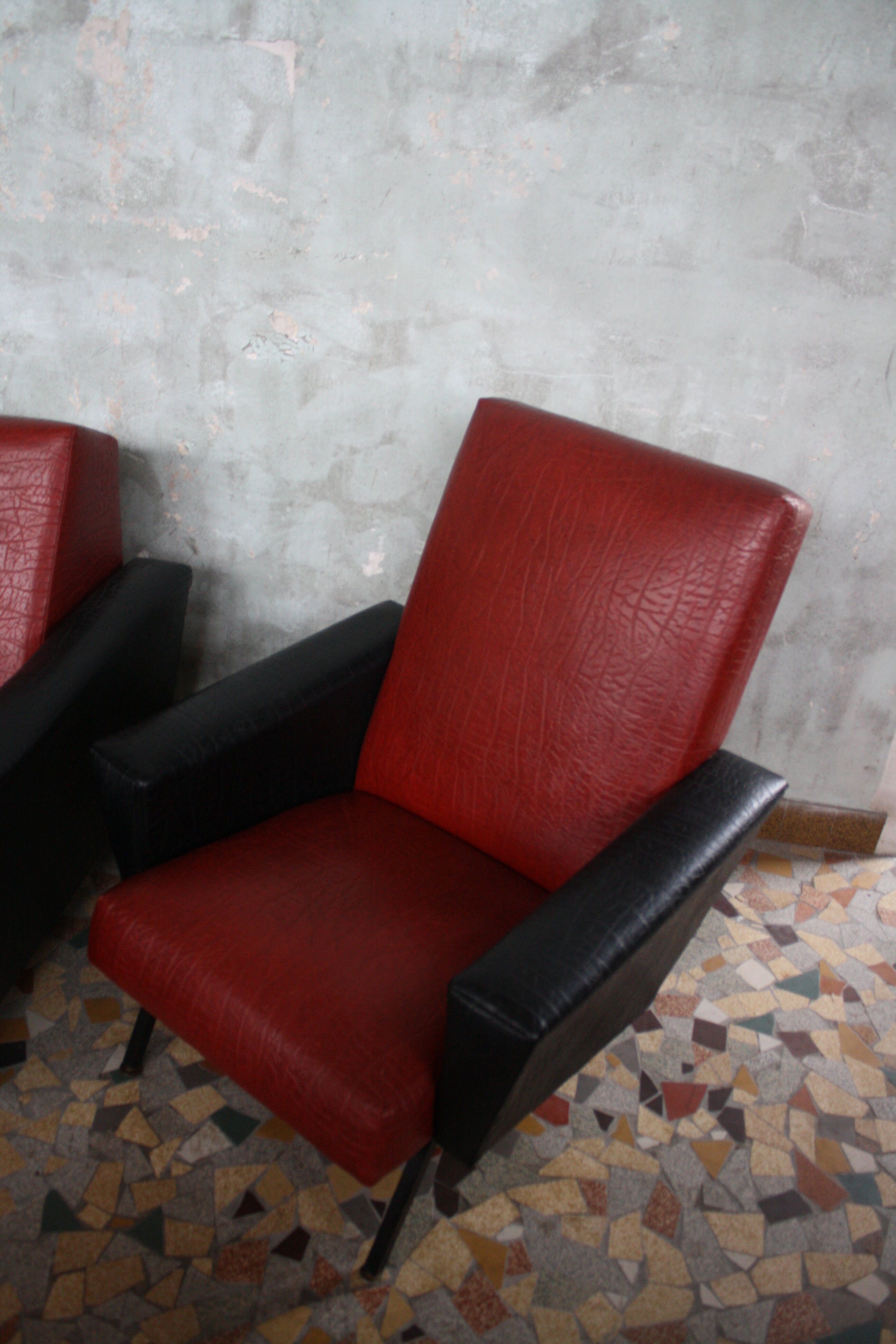 3-seater sofa and 2 rockabilly chairs in red and black skai