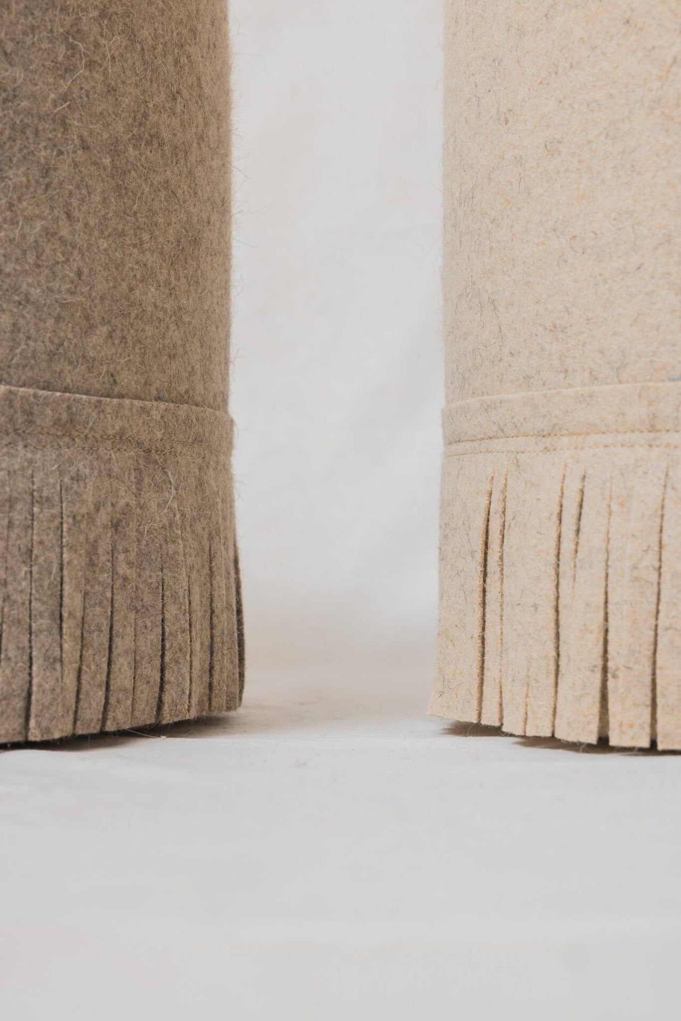 Paire de poufs en laine