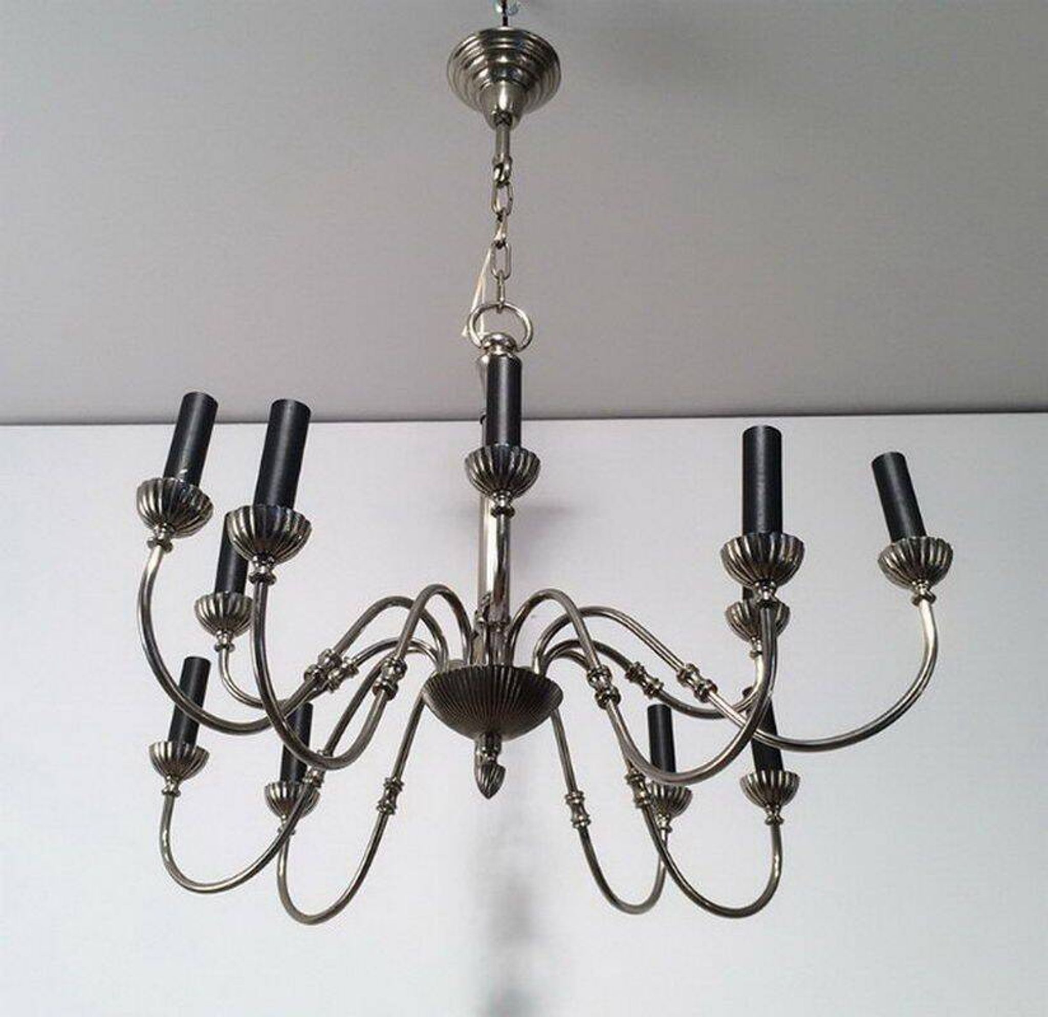 Lustre de style néoclassique en métal argenté à 12 bras de lumière