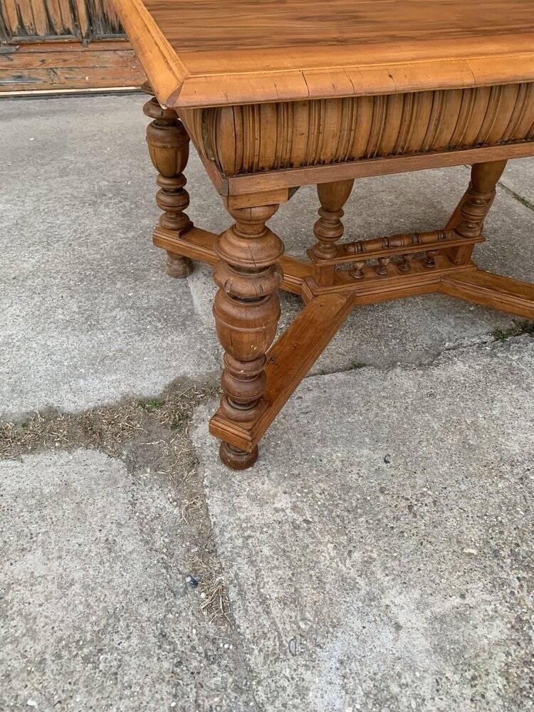 Table à manger sculptée hongroise en bois marron, vers 1890 — plateau carré, pieds tournés et croisillons sculptés