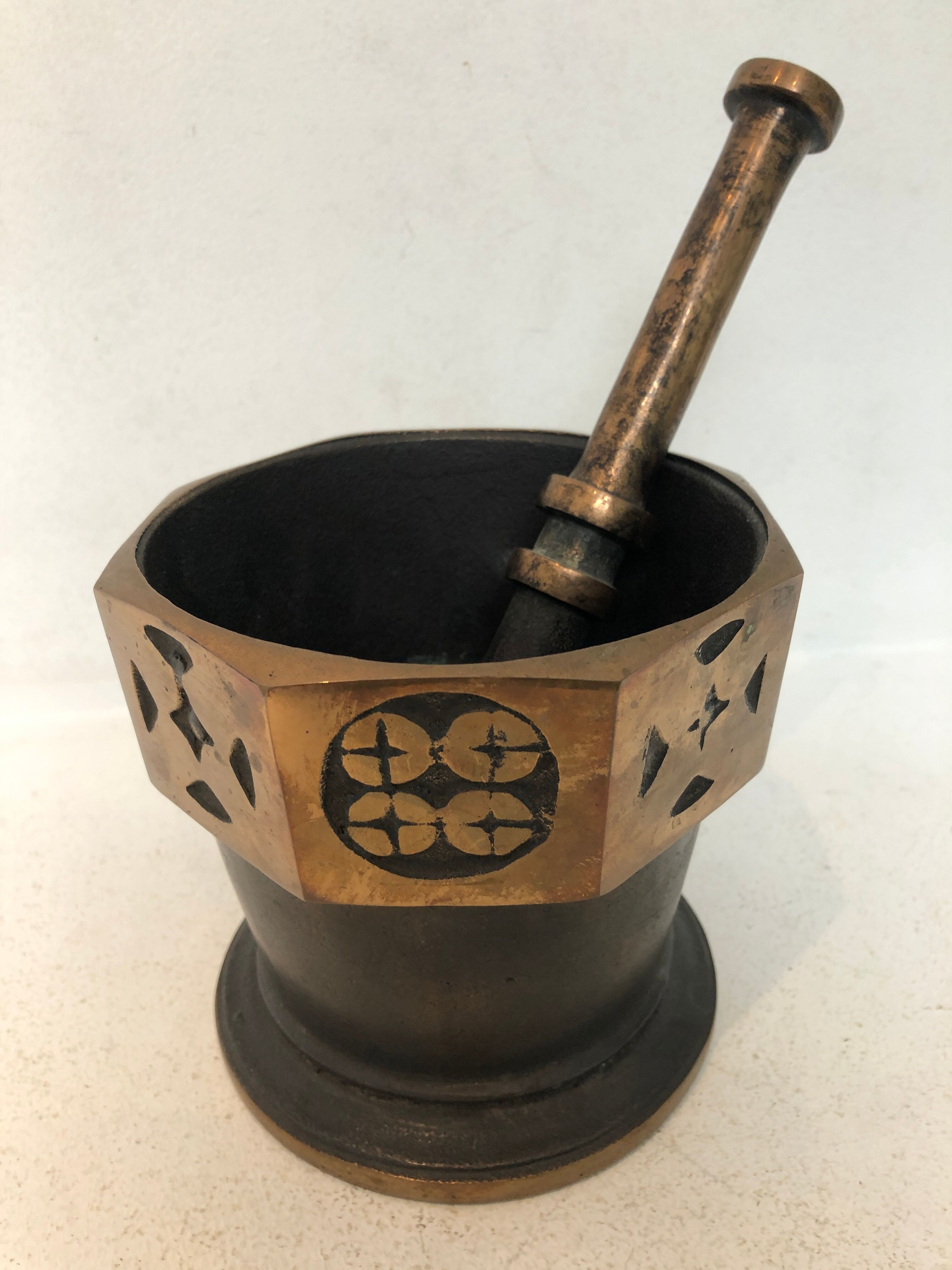 Bronze mortar, Art Deco, signed "The bronze"