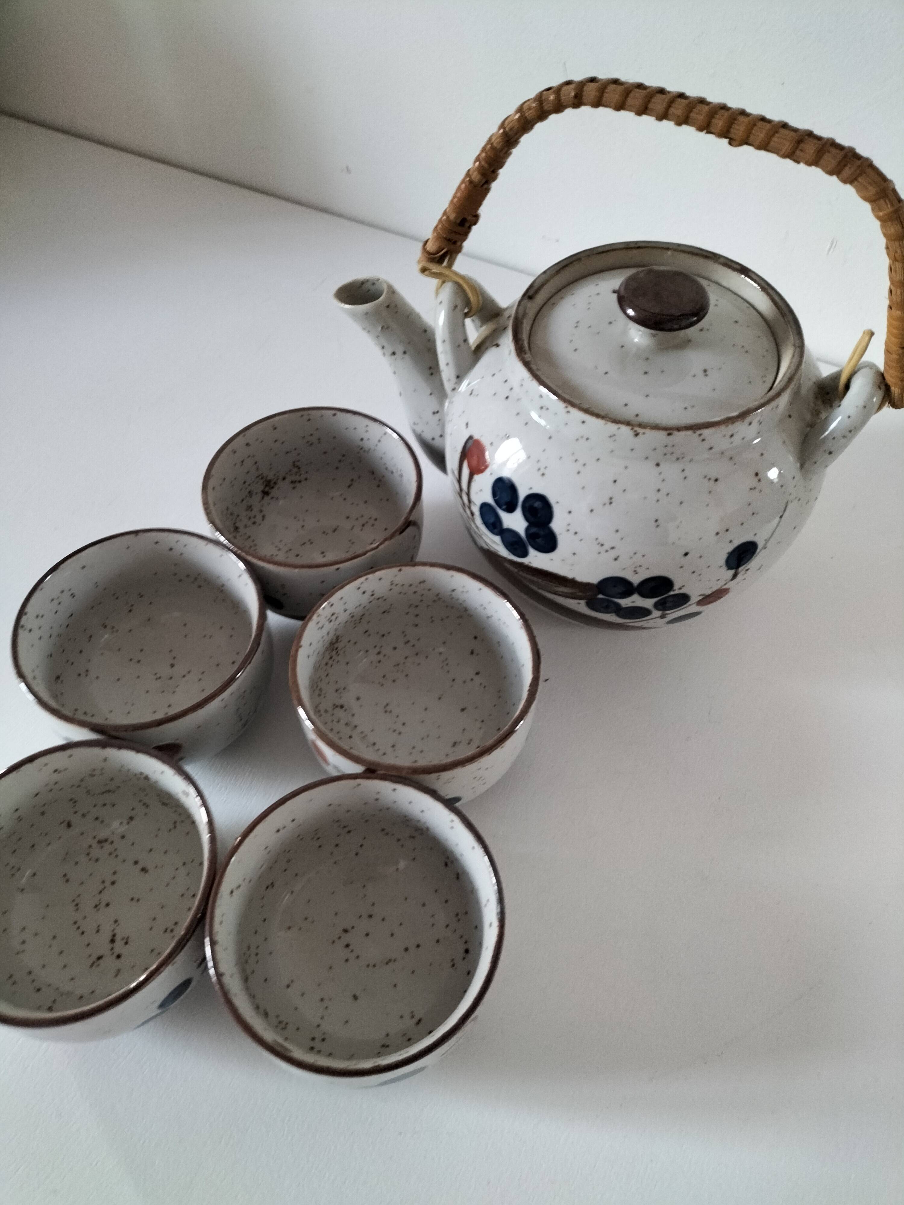 Japanese teapot and cups