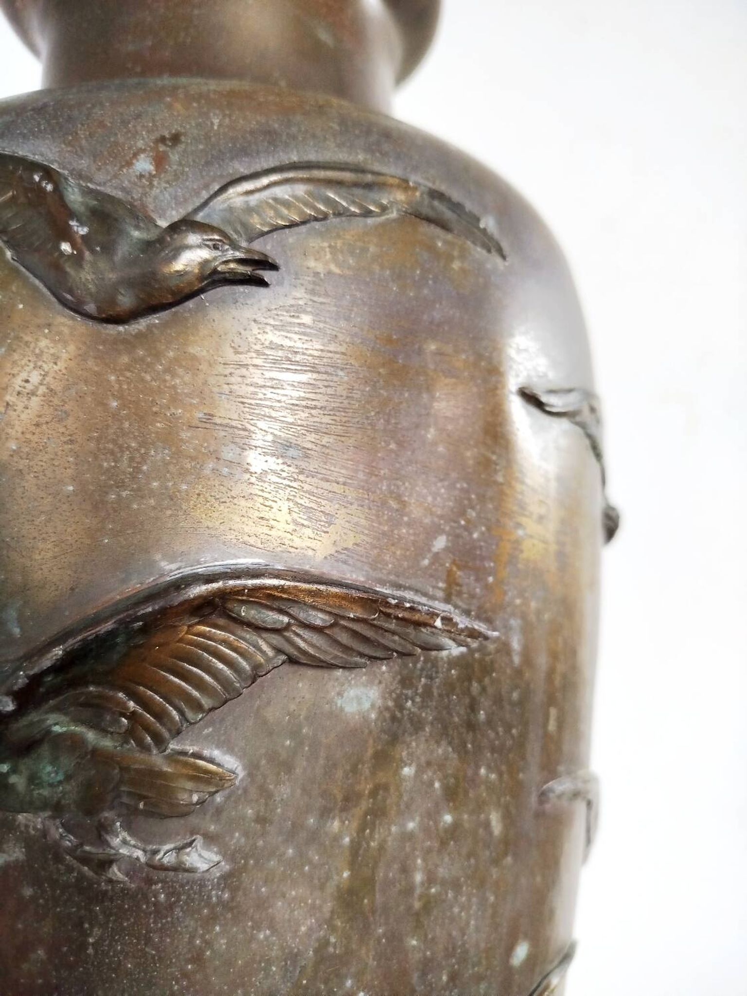 Large Art Deco vase in patinated brass, relief decoration of birds – year