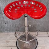 Tabouret tracteur désigné par Etienne Fermigier