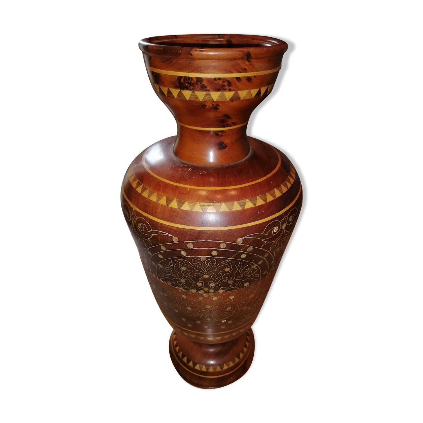 Vase en bois laqué et décoré