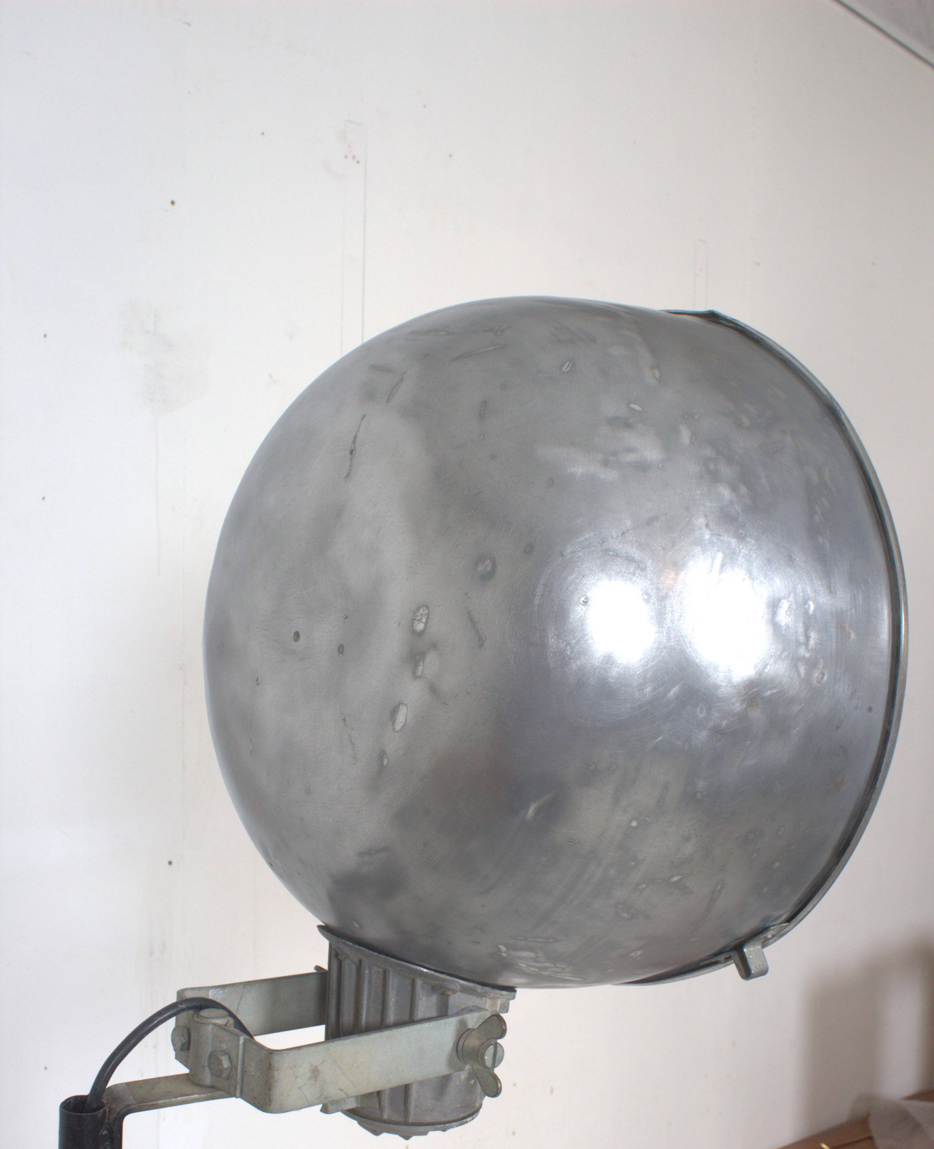 Industrial lamp with adjustable aluminum lampshade