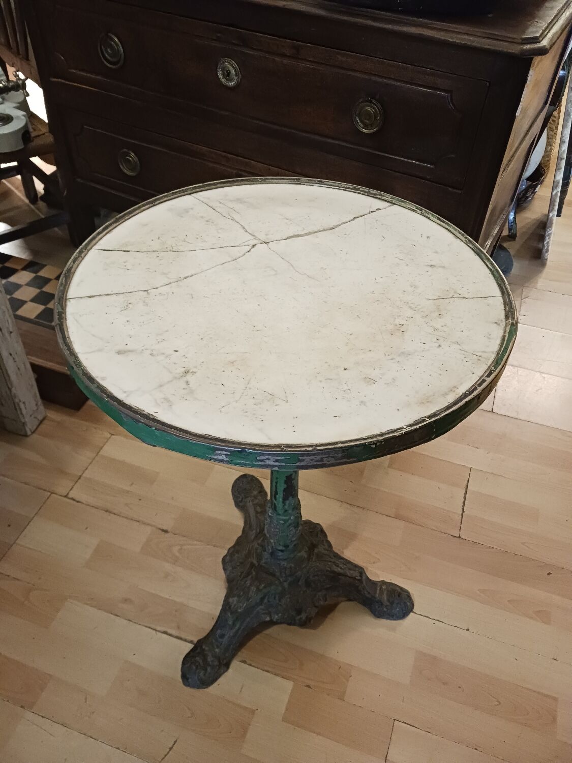 Gueridon bistro in its 19th century juice