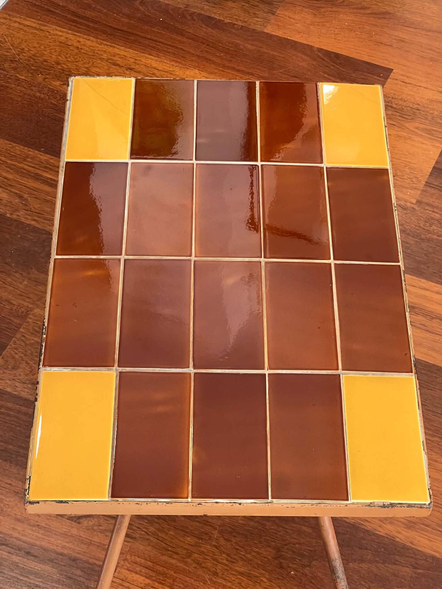 Table d’appoint, bout de canapé en céramique marron et jaune