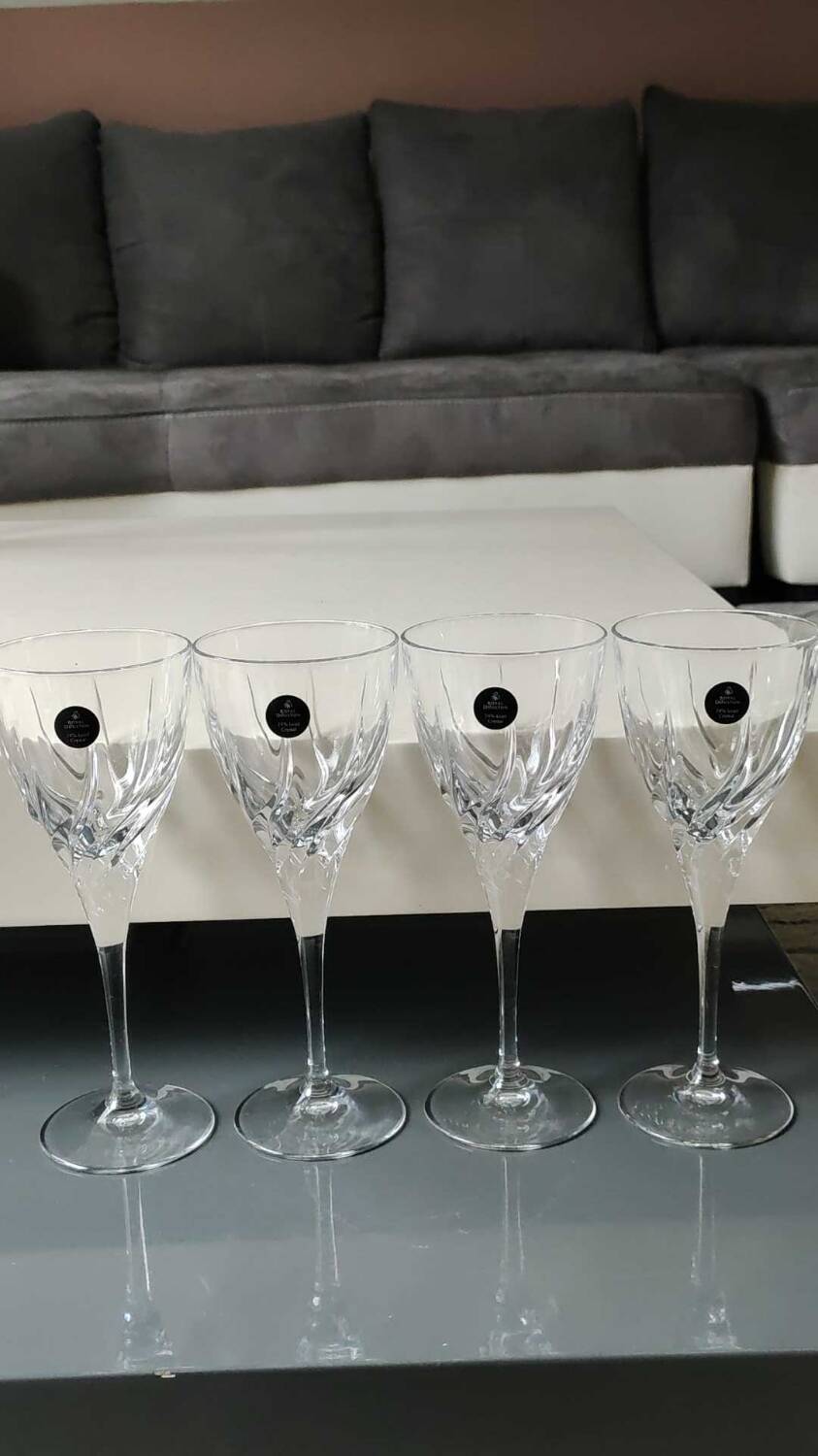 Set of 4 large red wine glasses/Royal Doulton Elegance. Made from high quality lead crystal. High 21 cm. New with box