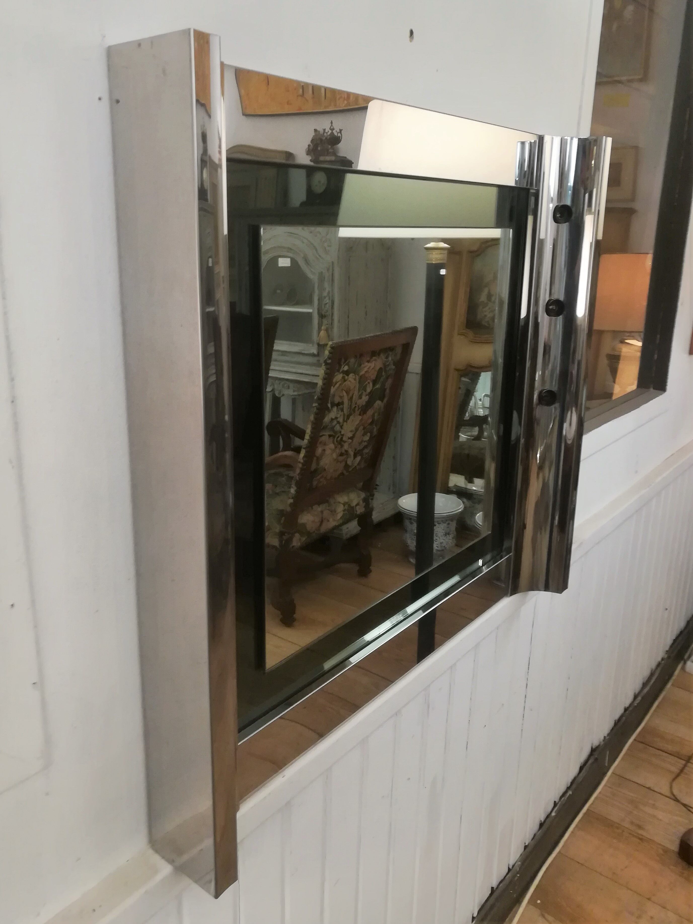 Bright artist's box mirror in chrome metal