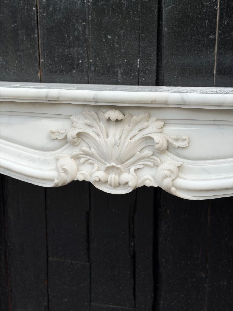 Cheminée de style Louis XV en marbre de Carrare vers 1950