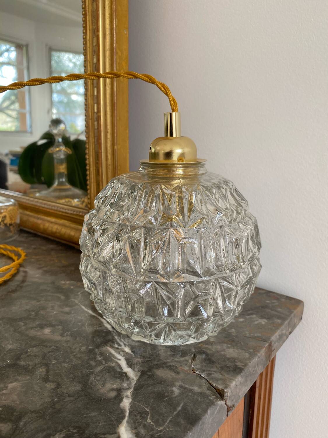 Baladeuse avec globe vintage en verre moulé