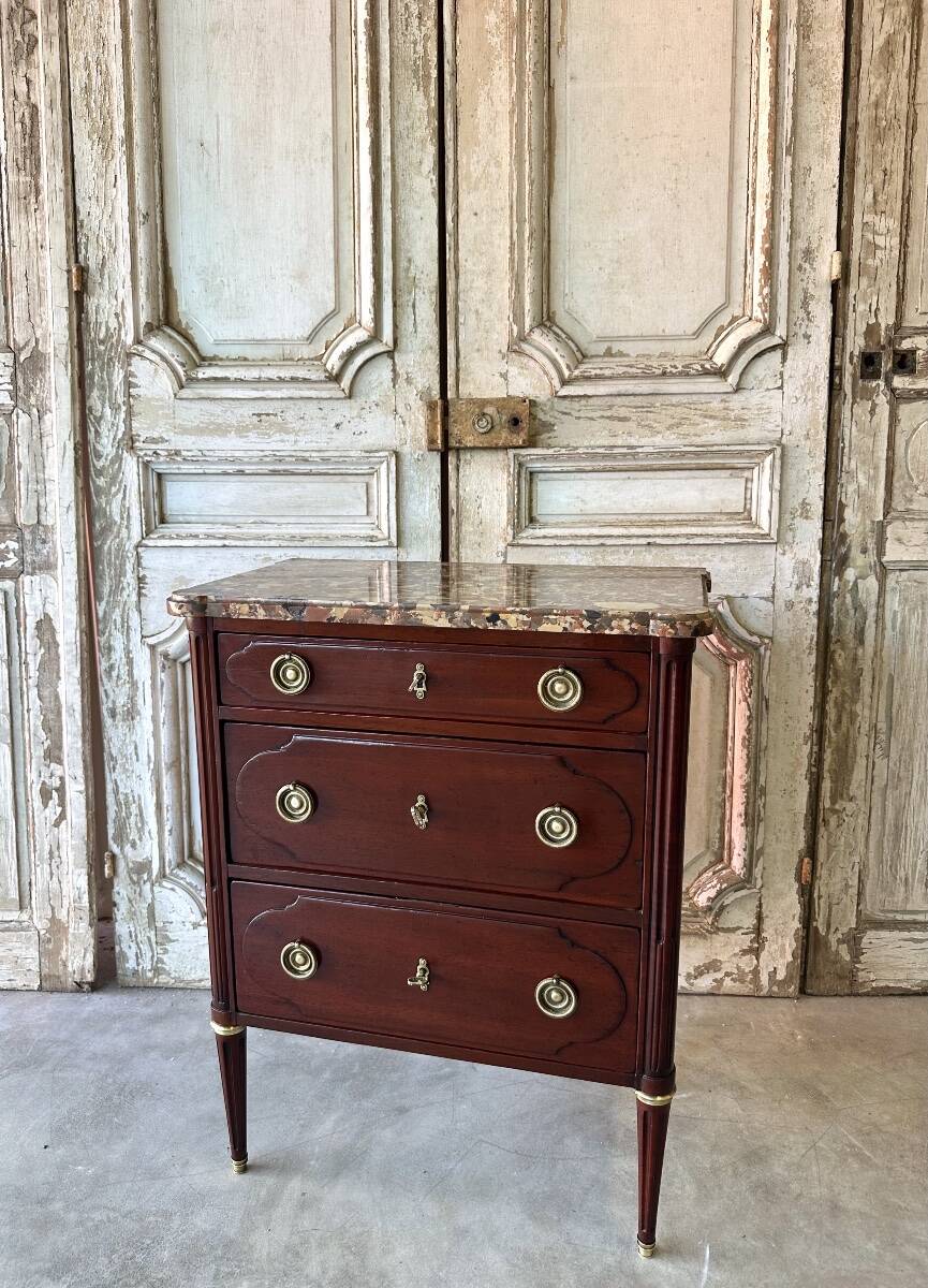 Petite commode de style Louis XVI 20e siècle